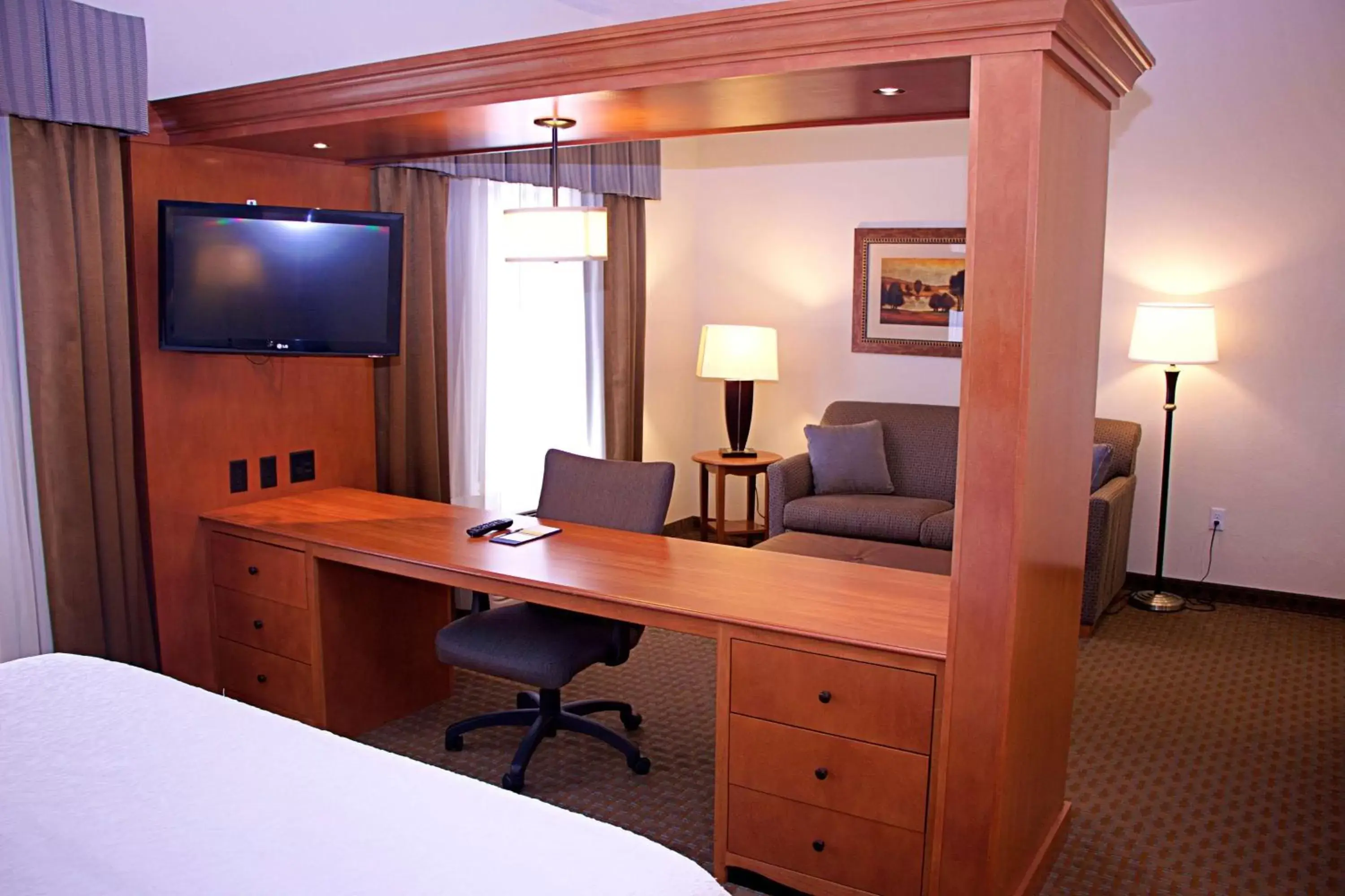 Bedroom, TV/Entertainment Center in Hampton Inn Sidney