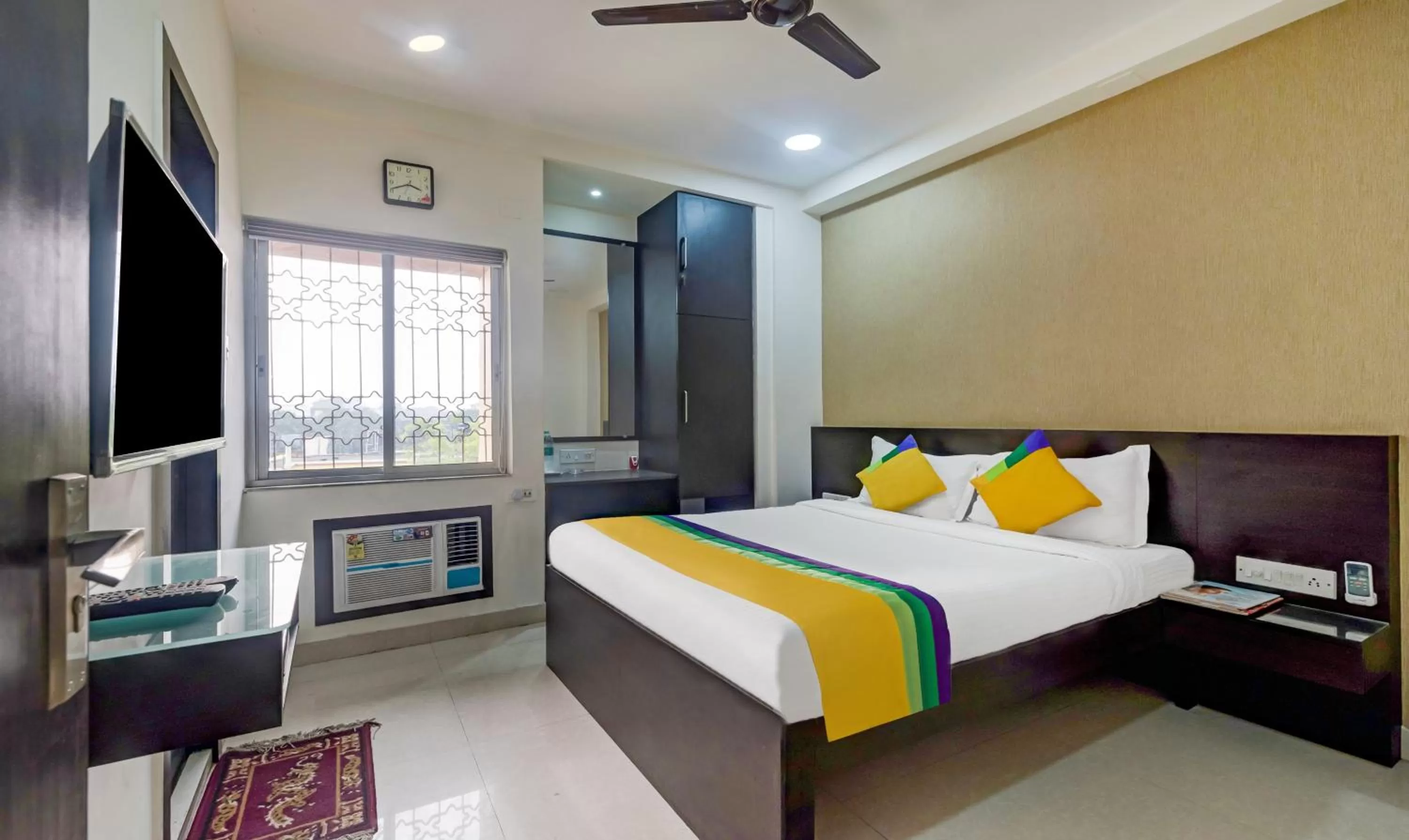 Bedroom, Bed in Itsy Hotels Neeranand Plaza, Bhawanipur