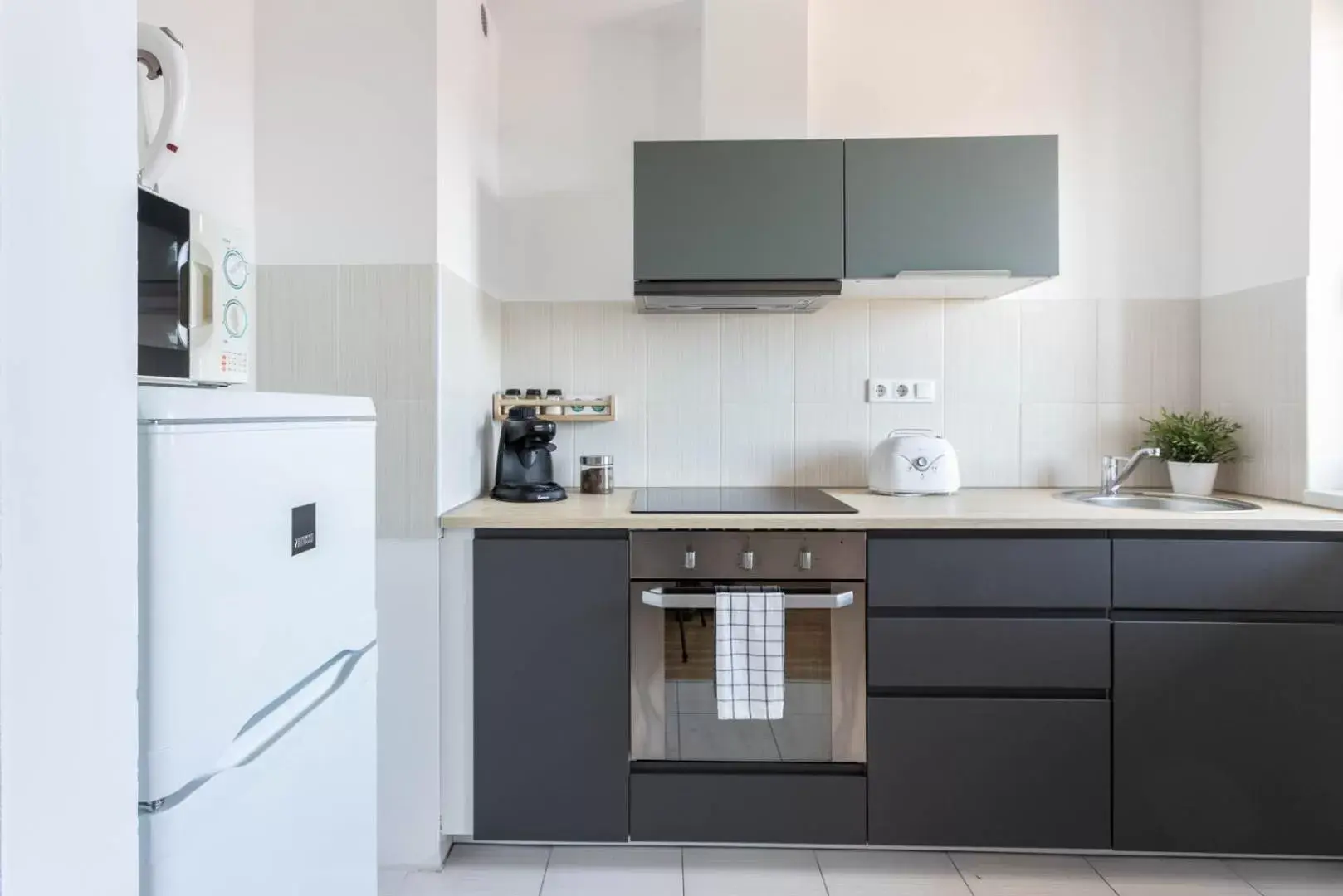 Kitchen or kitchenette, Kitchen/Kitchenette in Corvin Plaza Apartments & Suites