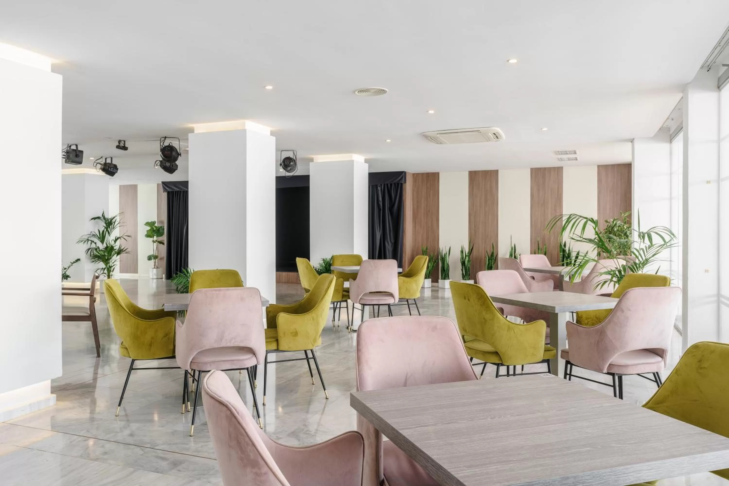 Restaurant/places to eat in Alua Leo