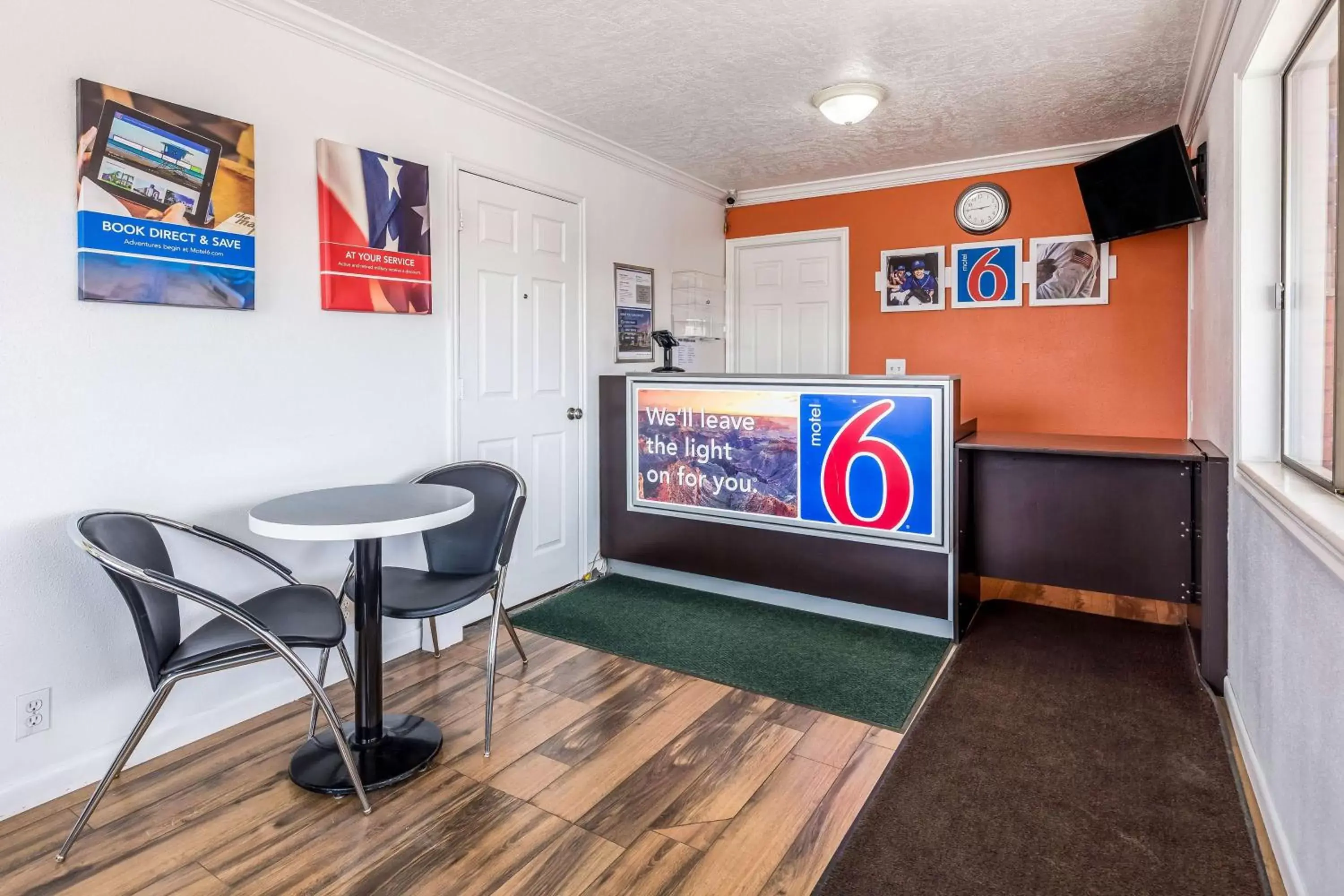 Communal lounge/ TV room, TV/Entertainment Center in Motel 6-Tremonton, UT