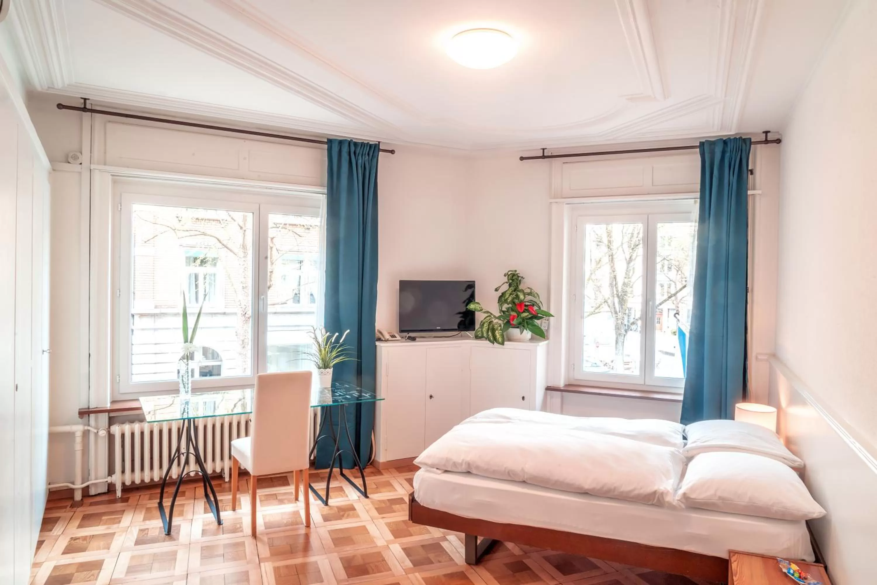 Bedroom, Bed in Saint Georges Hotel