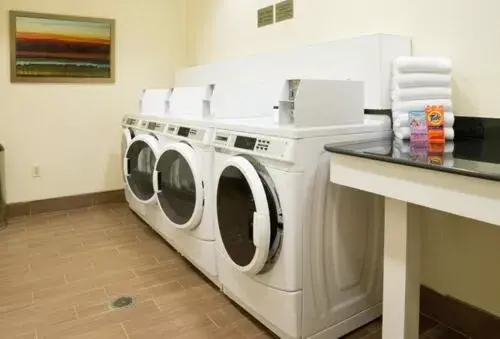 laundry, Kitchen/Kitchenette in Fairfield Inn & Suites by Marriott Orlando International Drive/Convention Center