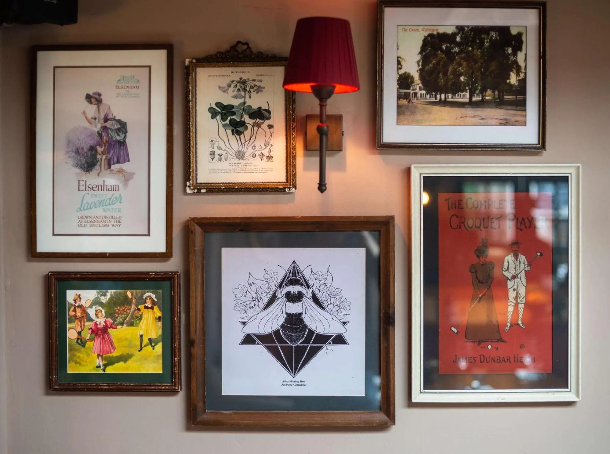 Logo/Certificate/Sign in Dukes Head Hotel