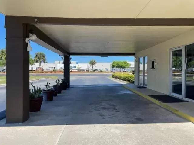 Property building in Driftwood Inn - Lake City Property building in Driftwood Inn - Lake City