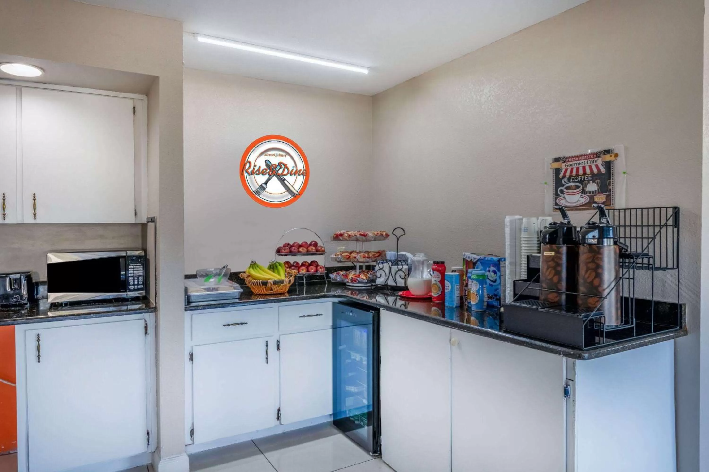 Breakfast in Howard Johnson by Wyndham Vero Beach/I-95