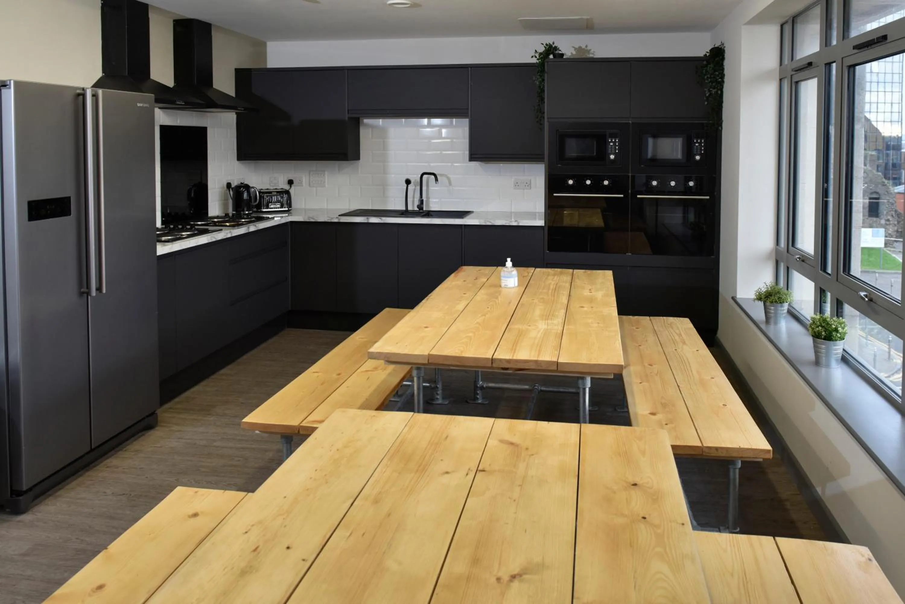 Kitchen or kitchenette in Cwtsh Hostel