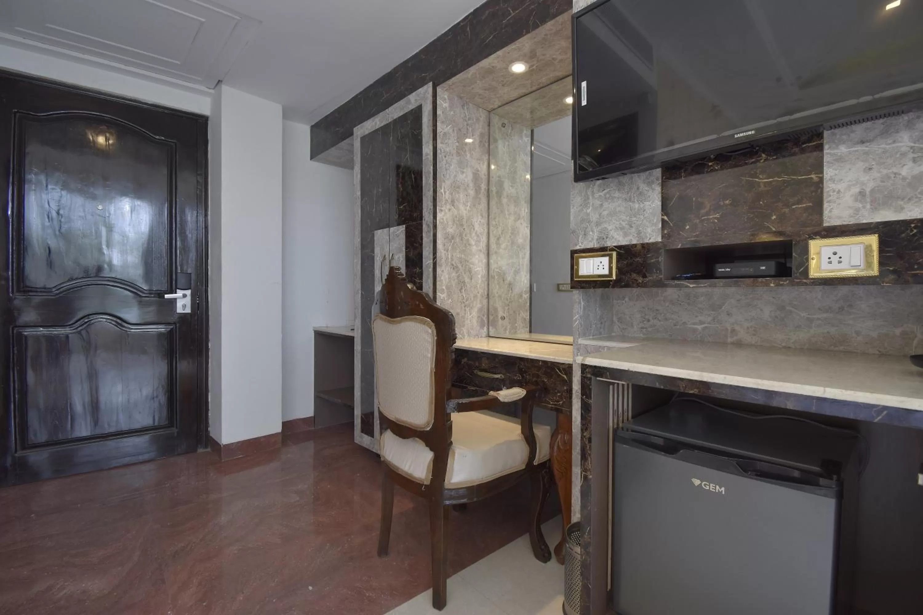 oven, Kitchen/Kitchenette in The Royal Castle AC Centralized