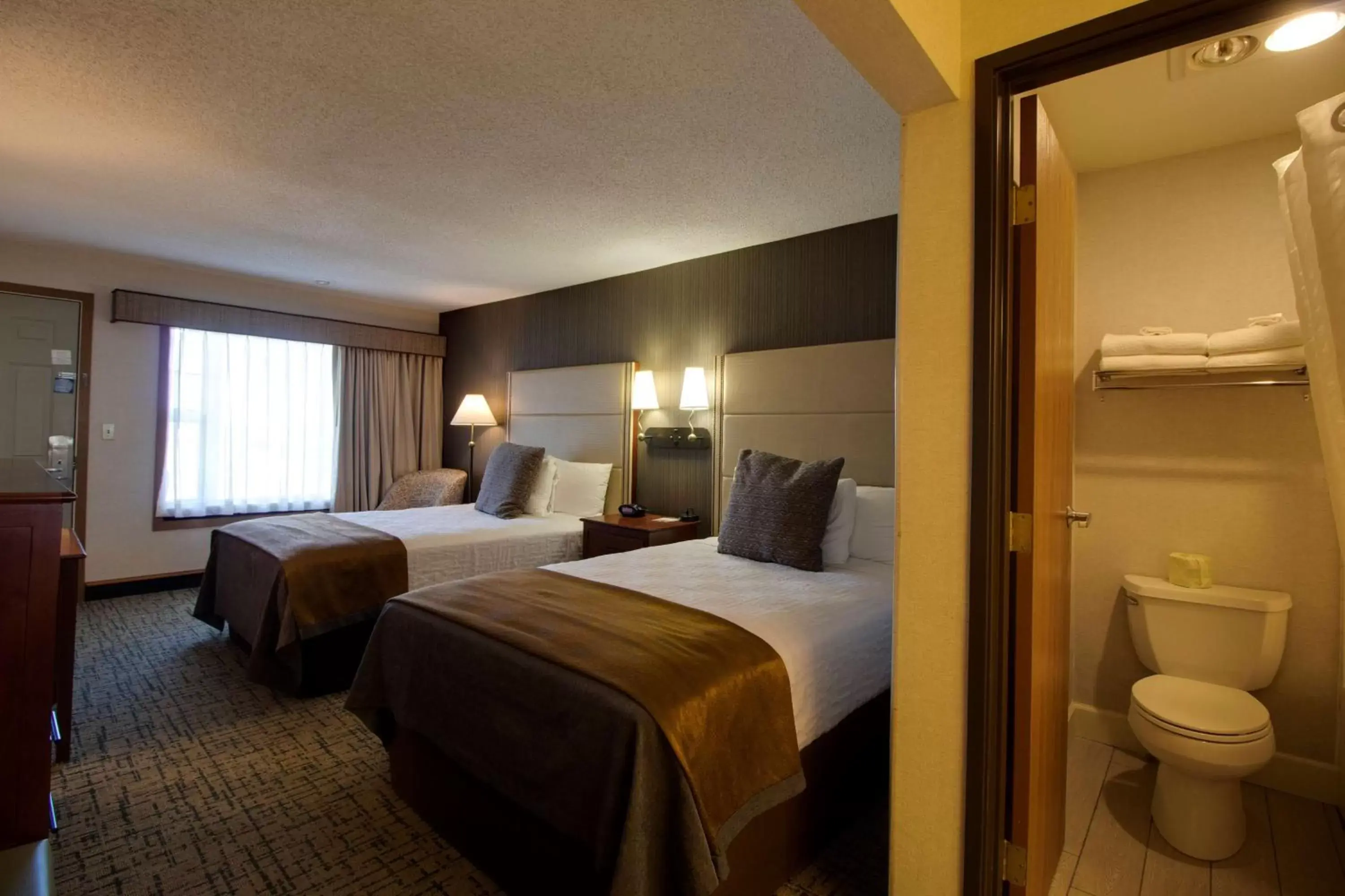 Bathroom, Bed in Best Western Harbour Pointe Lakefront