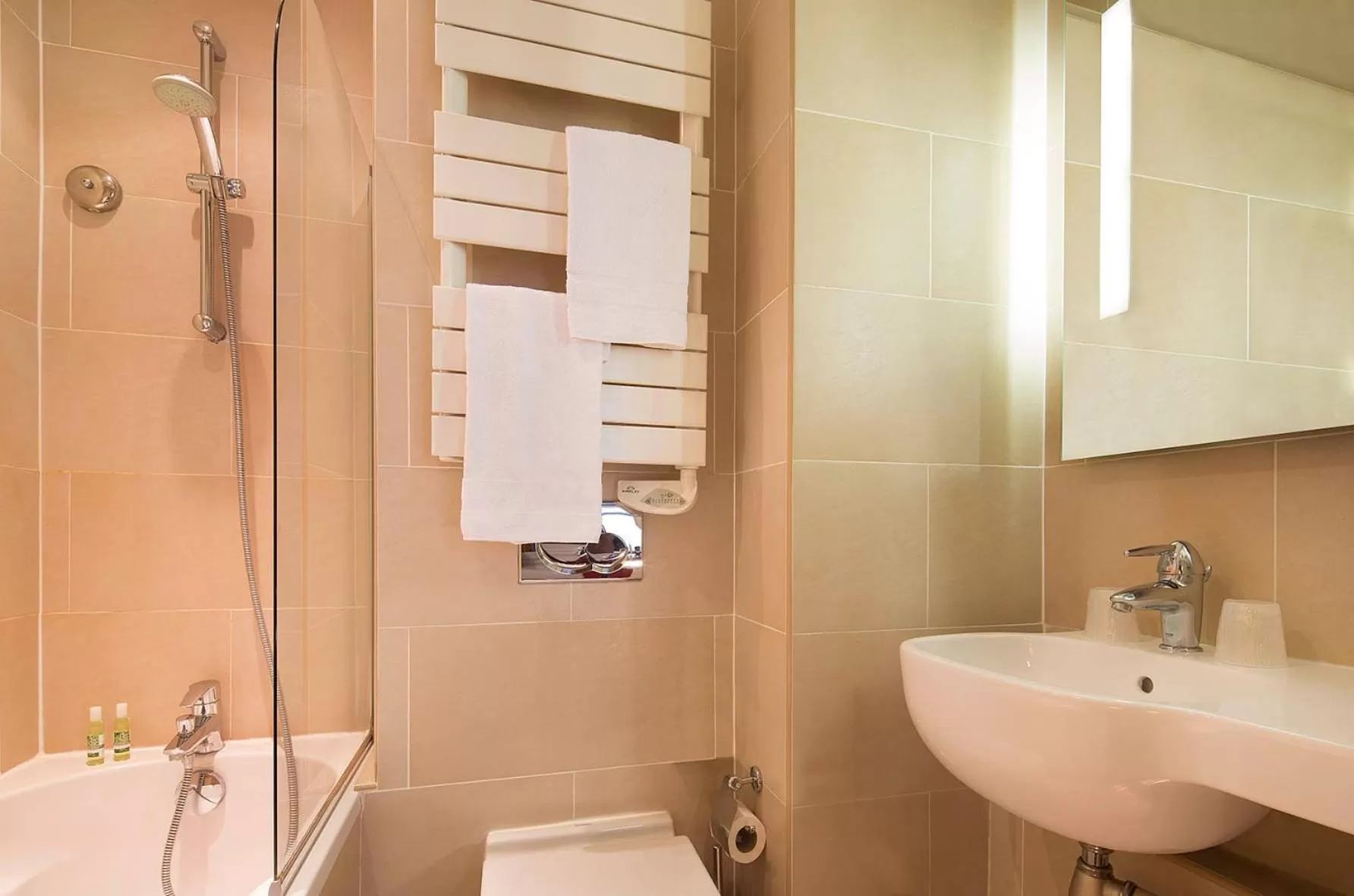 Bathroom in Hôtel Pavillon Bastille
