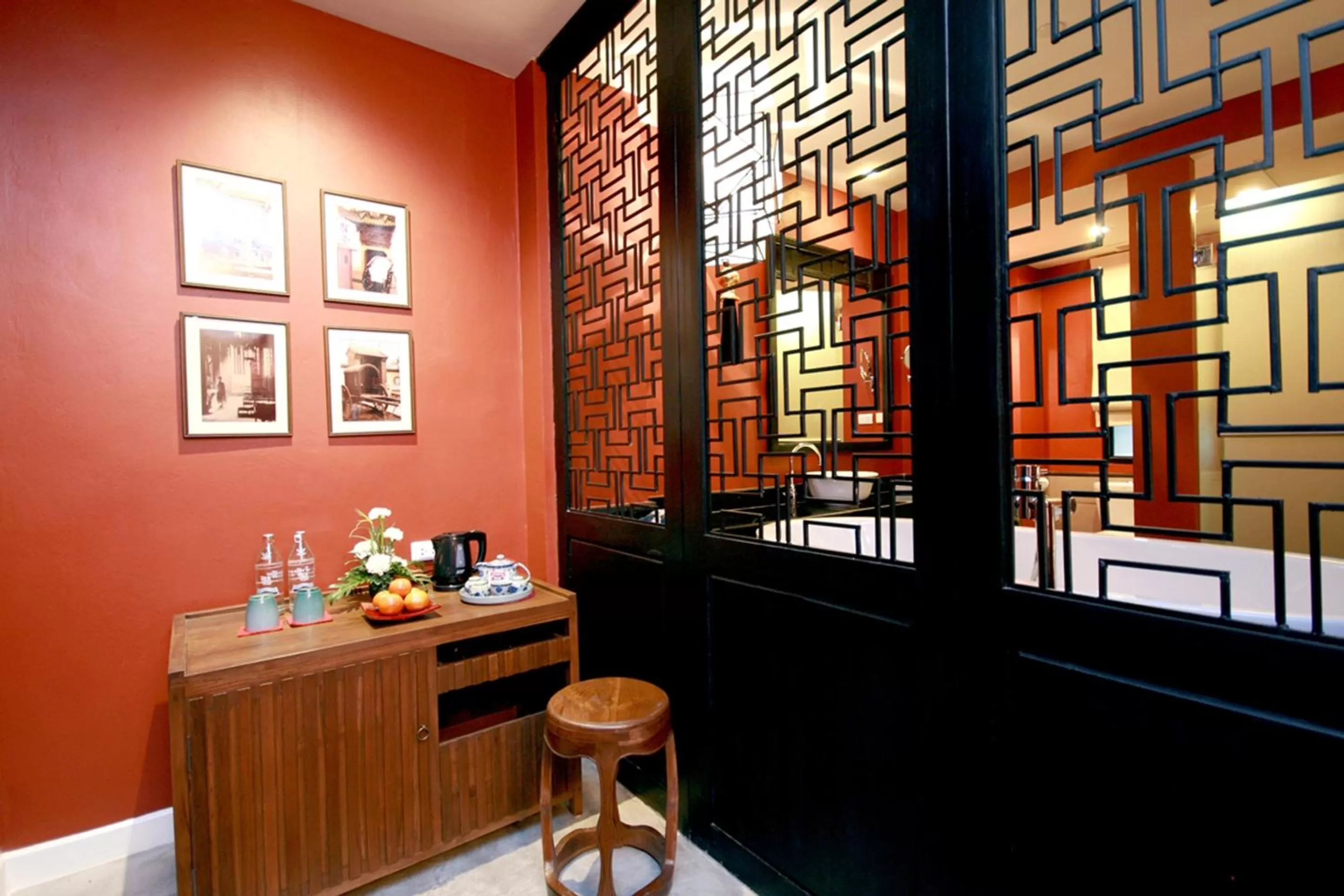 Shower in Shanghai Mansion Bangkok