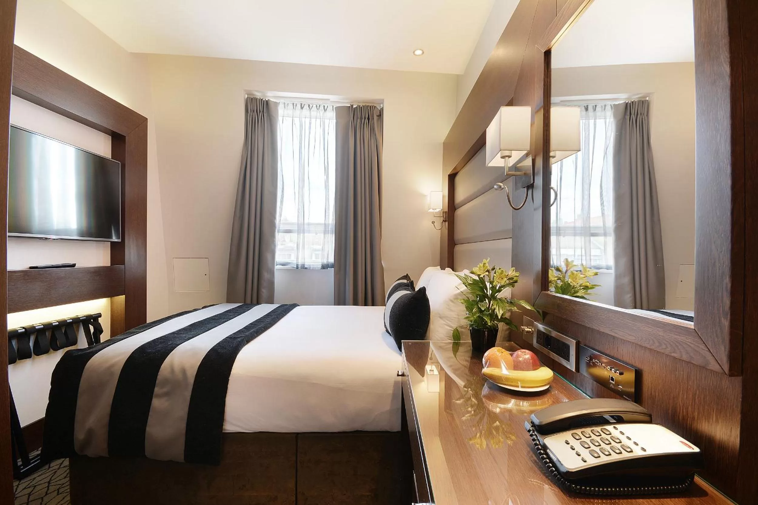 Bedroom, Bed in Park Grand Paddington Court