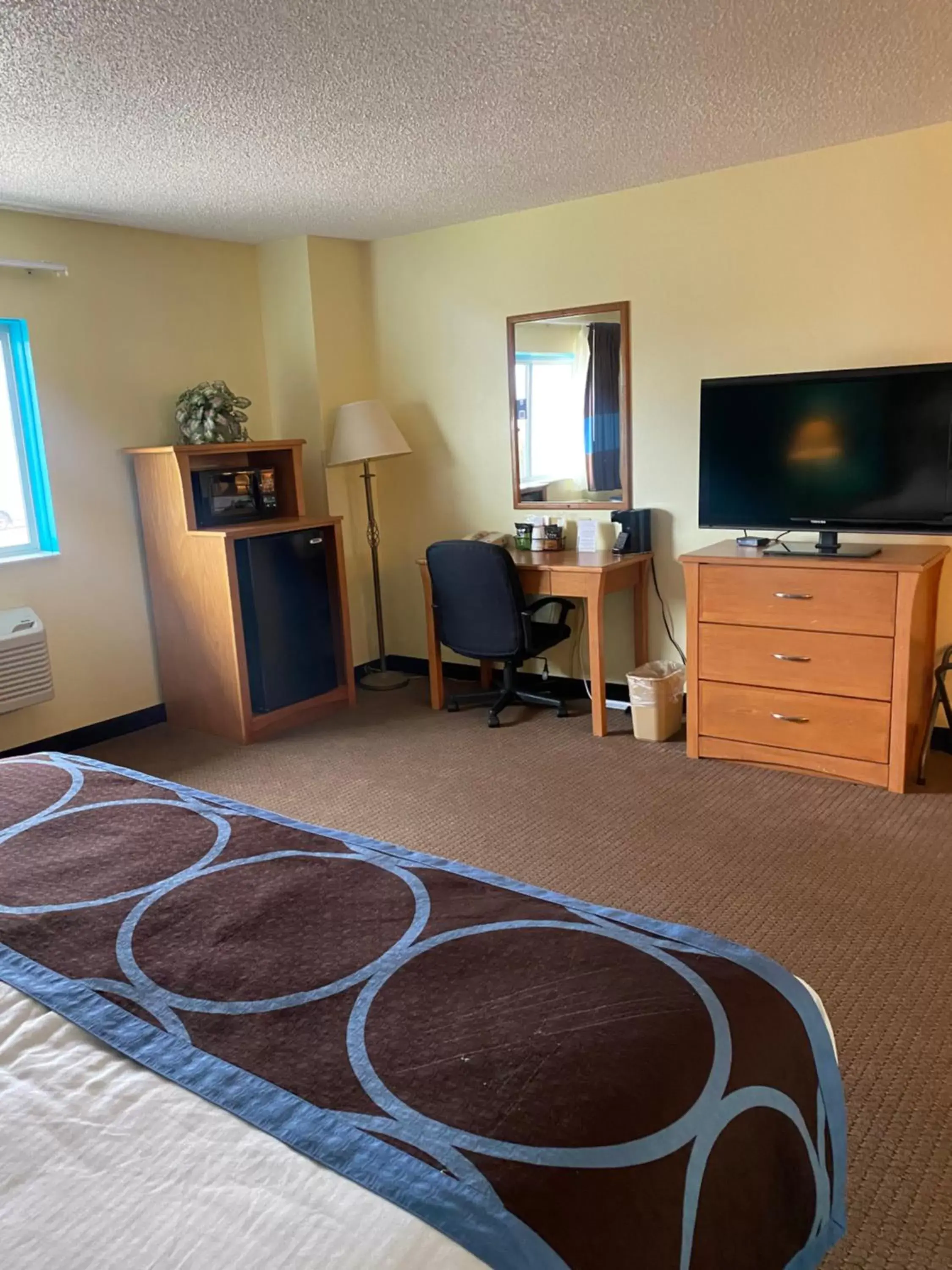TV and multimedia, TV/Entertainment Center in Super 8 by Wyndham Ogallala