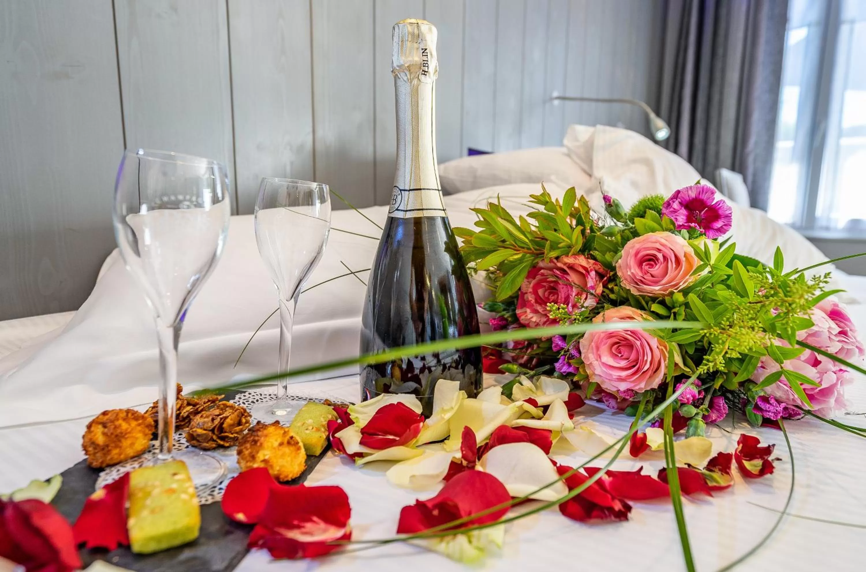Decorative detail, Bed in Elégance Suites Hôtel