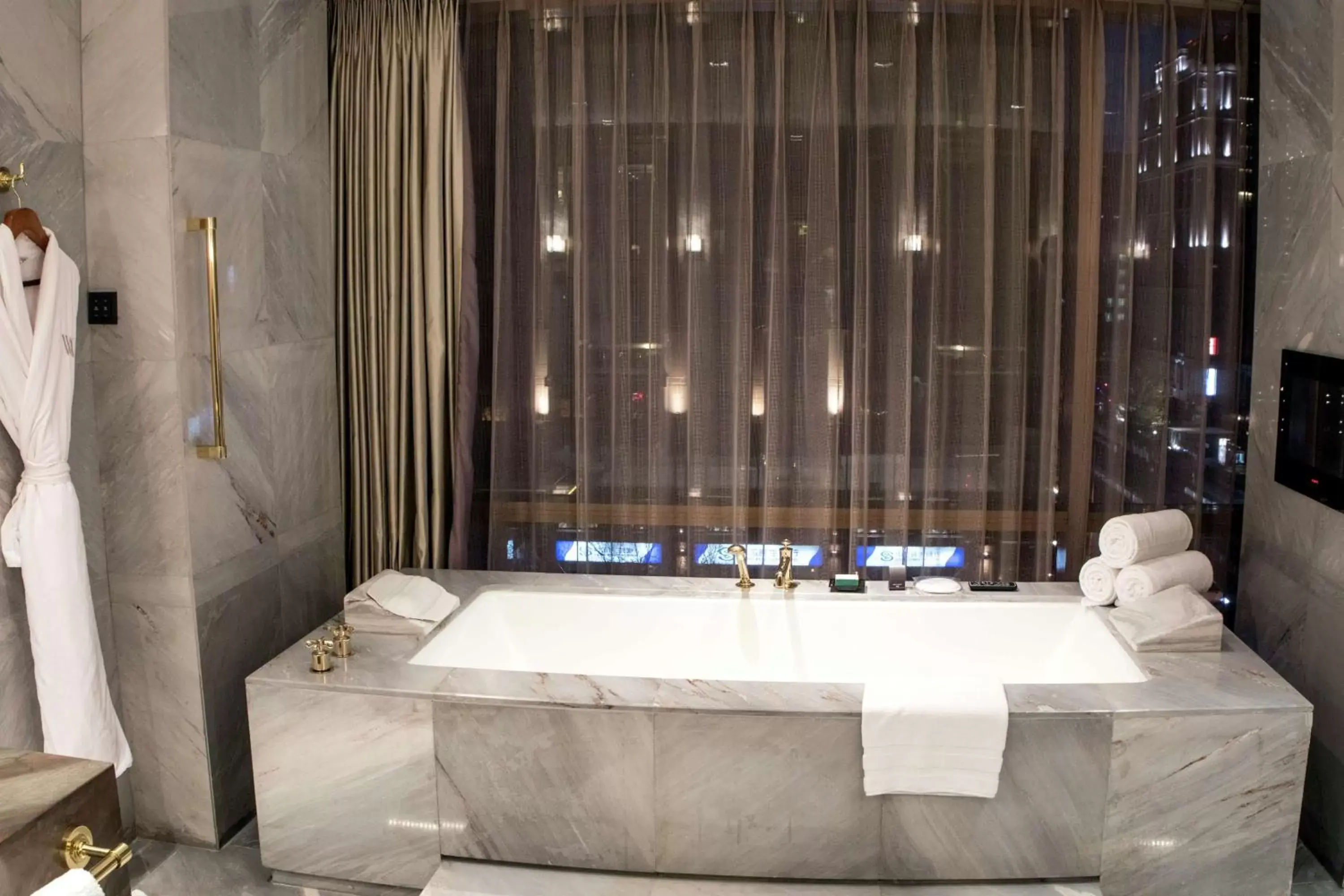 Bathroom in Waldorf Astoria Beijing