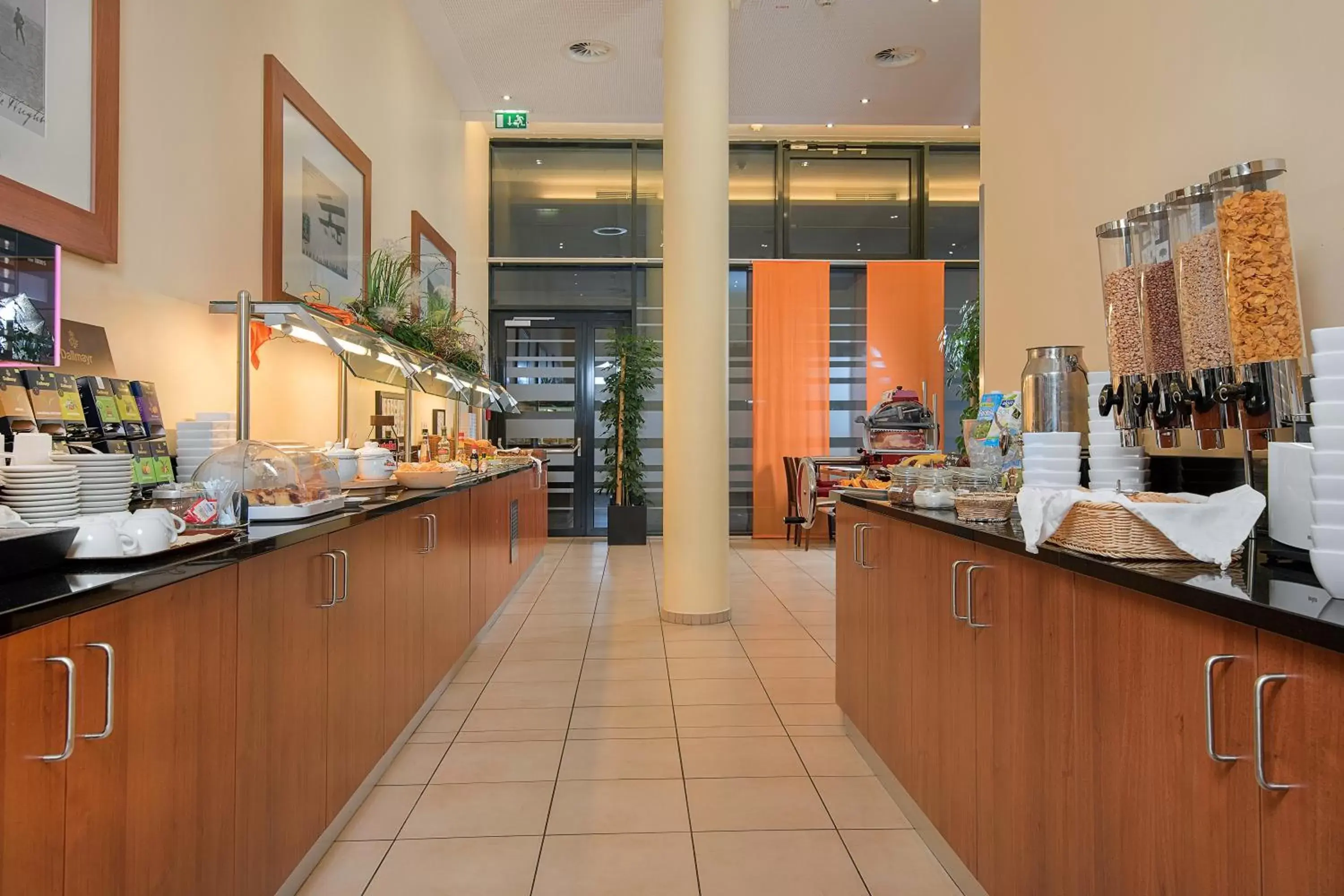 Buffet breakfast, Restaurant/Places to Eat in Leonardo Hotel Salzburg Airport