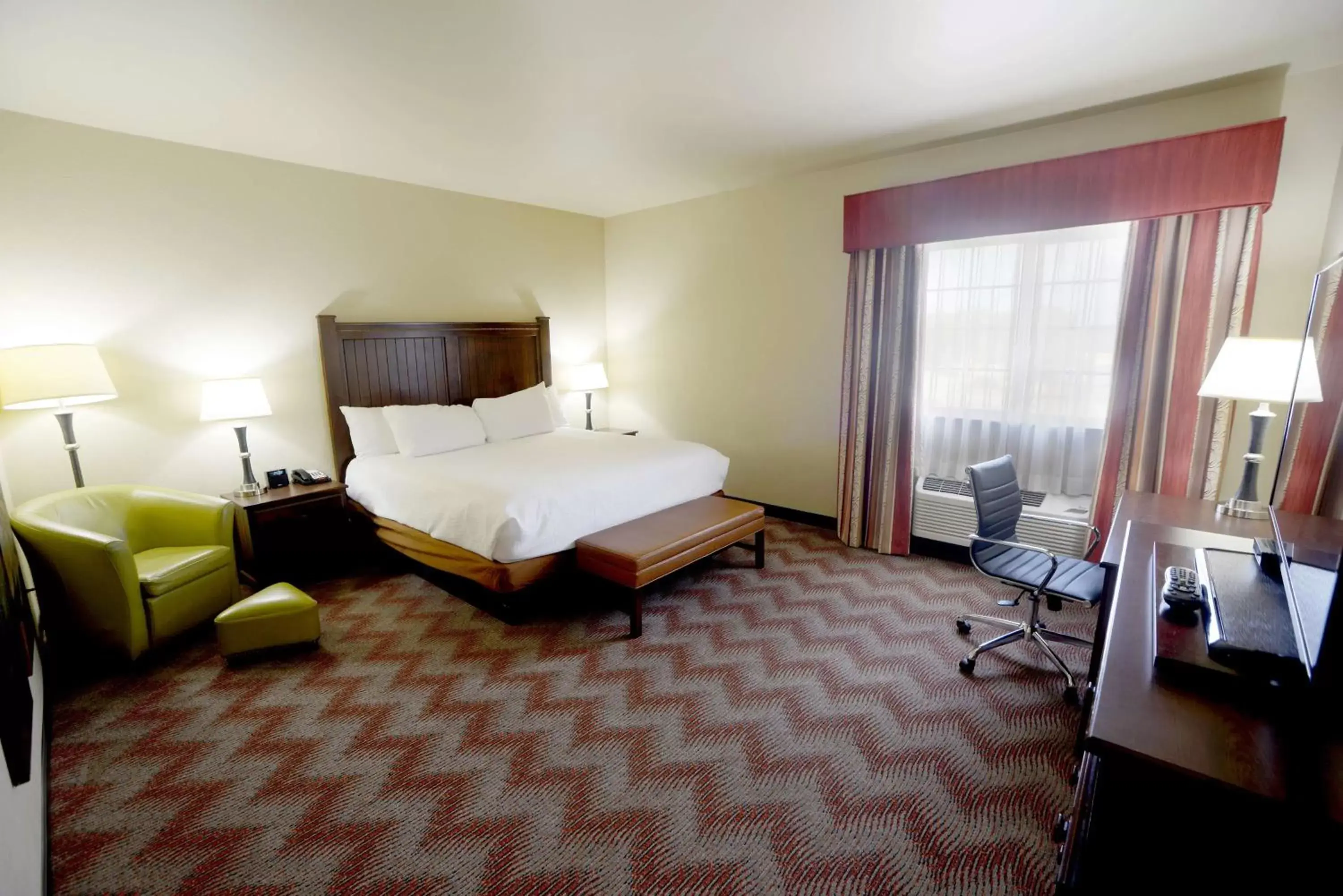 Photo of the whole room, Bed in Best Western PLUS Cimarron Hotel & Suites