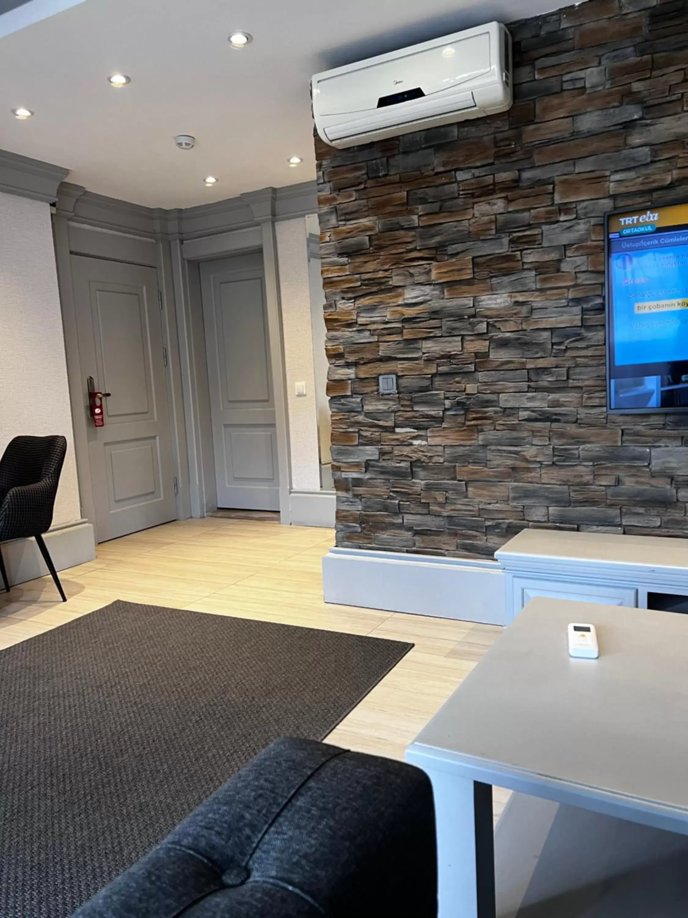 Seating area, TV/Entertainment Center in Port Hotel