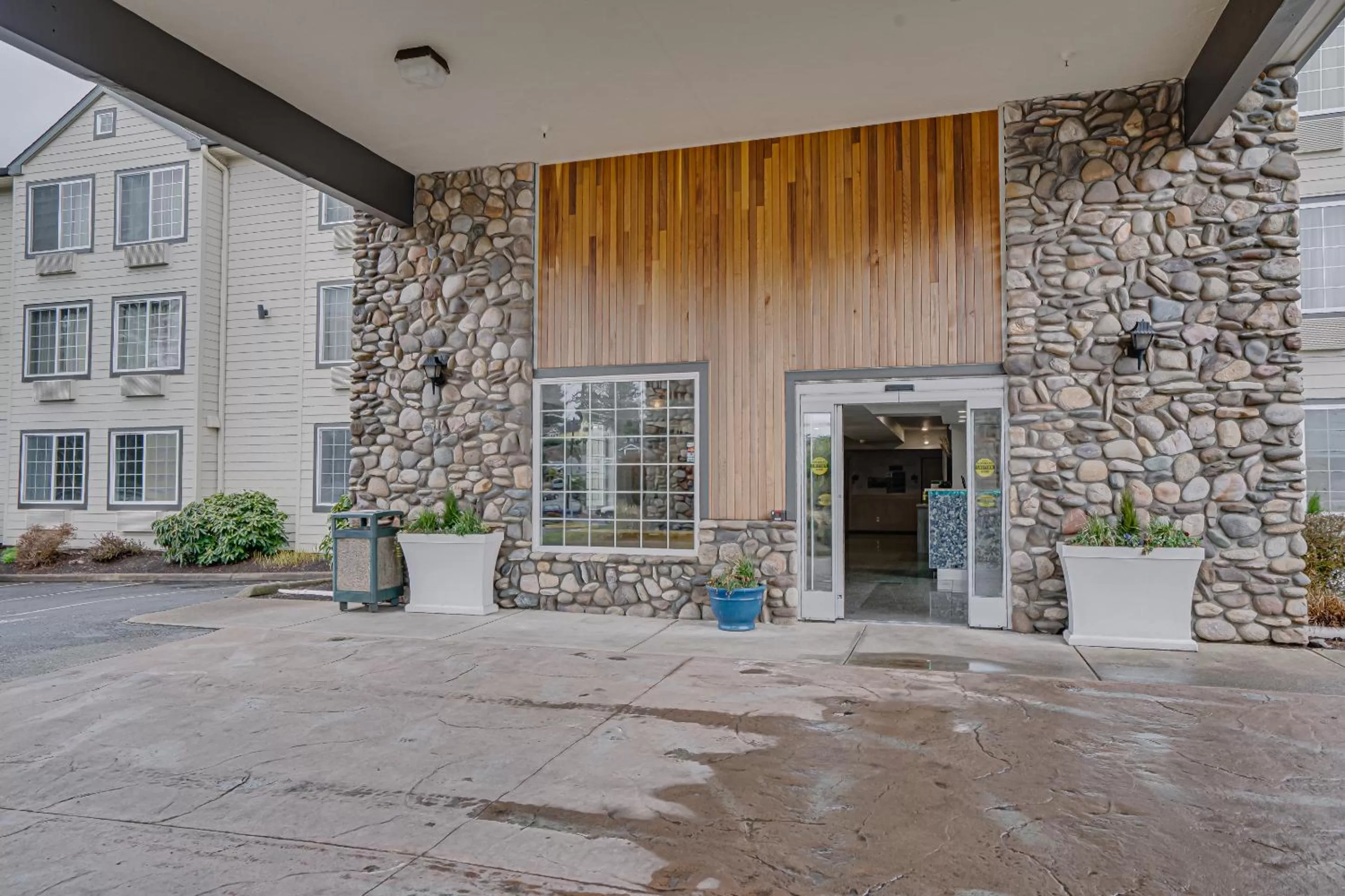 Facade/entrance in The Ashley Inn & Suites