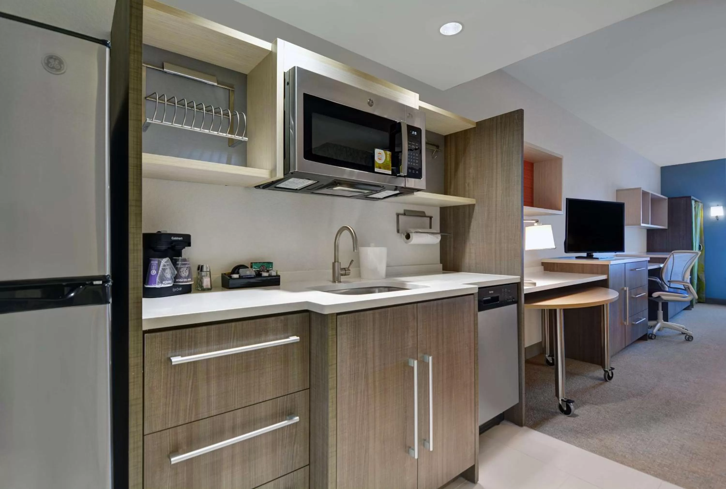 Kitchen or kitchenette in Home2 Suites By Hilton Largo, Fl