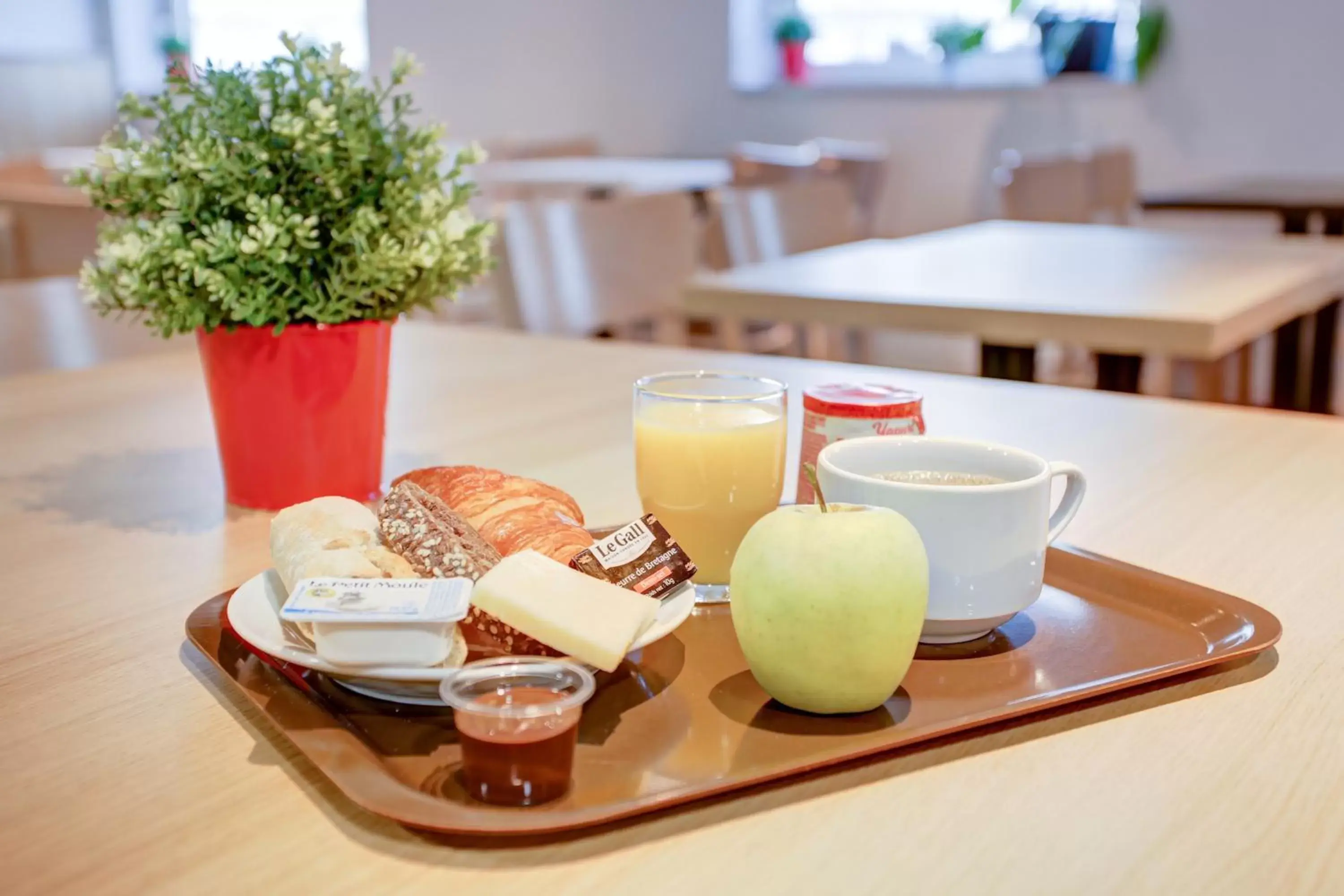 Buffet breakfast, Breakfast in B&B HOTEL Reims Centre Gare