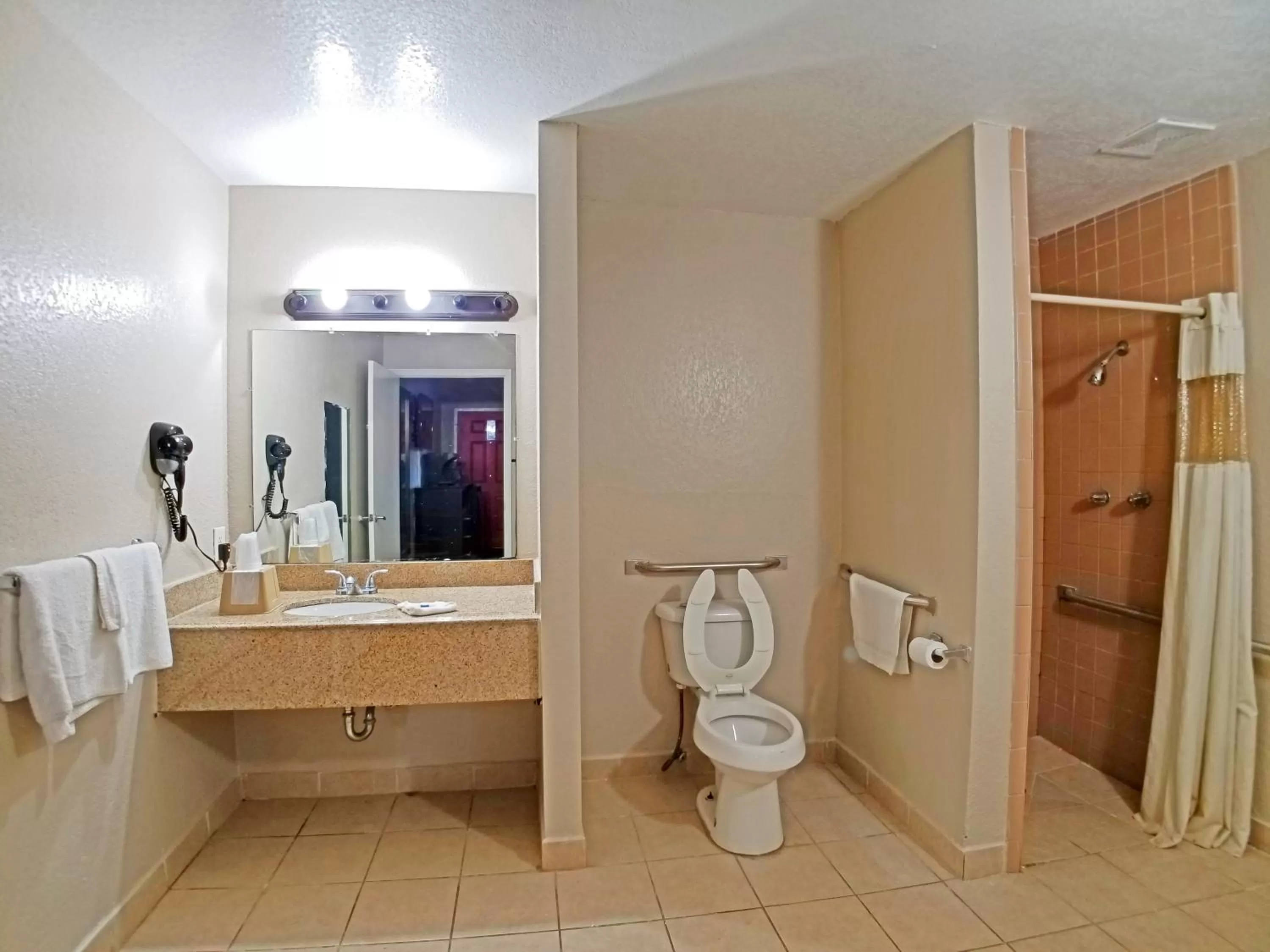 Shower in Howard Johnson by Wyndham Houston Hobby Airport
