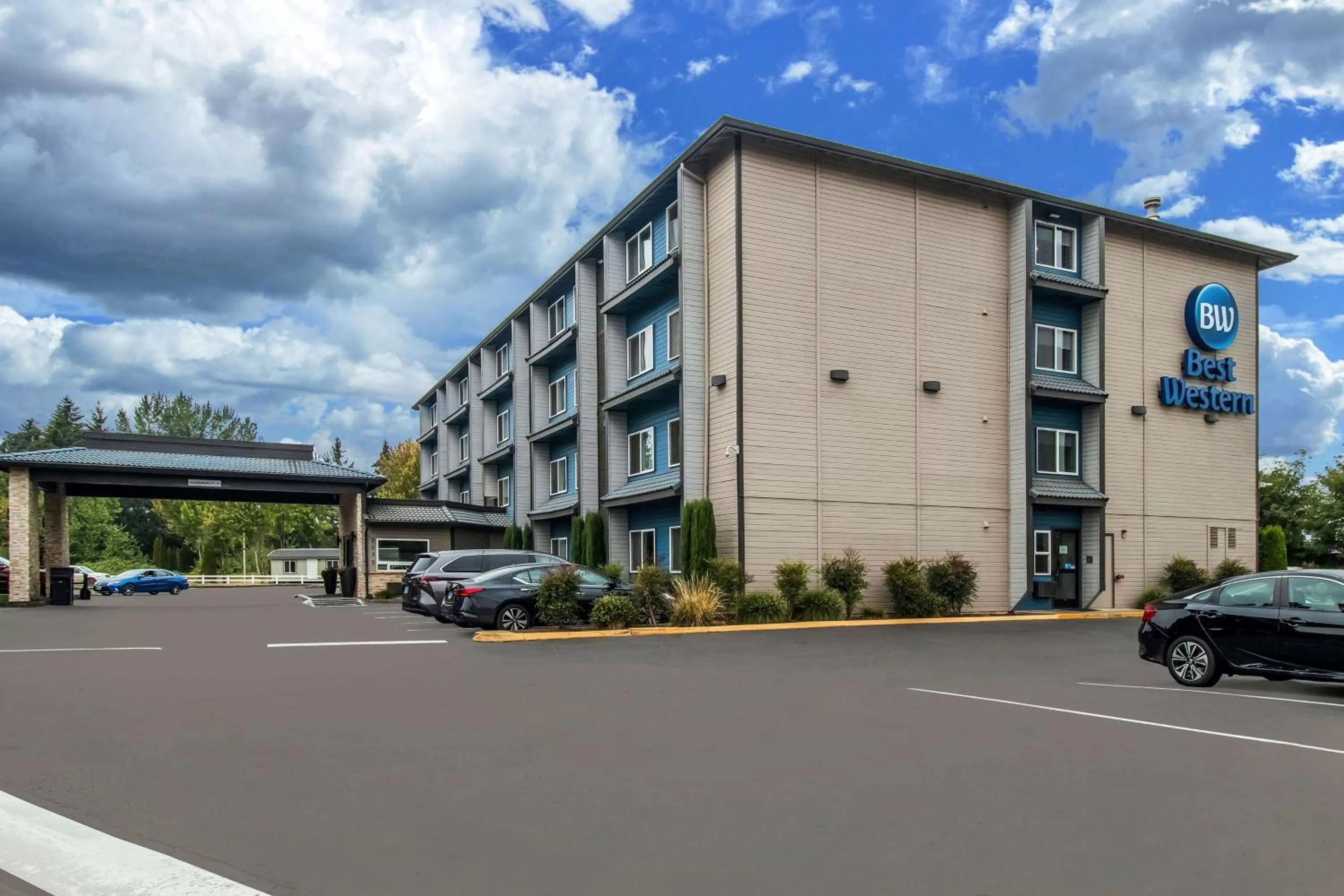 Property building in Best Western McMinnville Inn