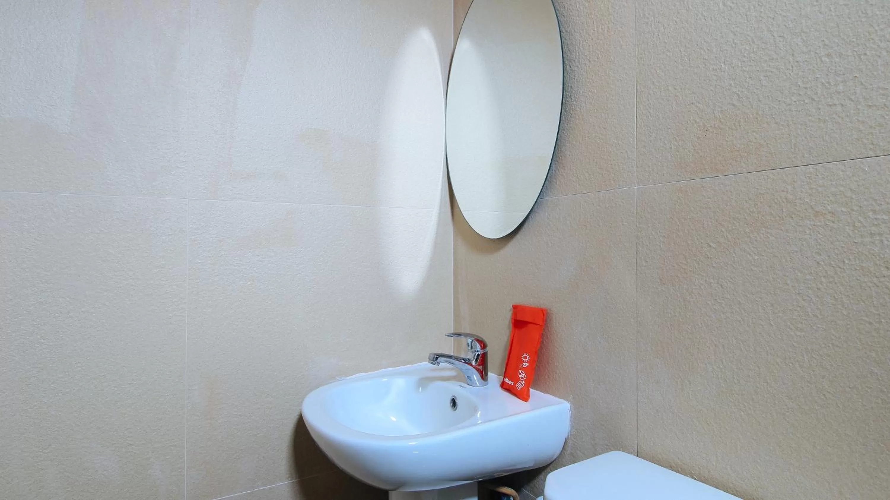 Bathroom in RedDoorz at Hotel Rosemarie