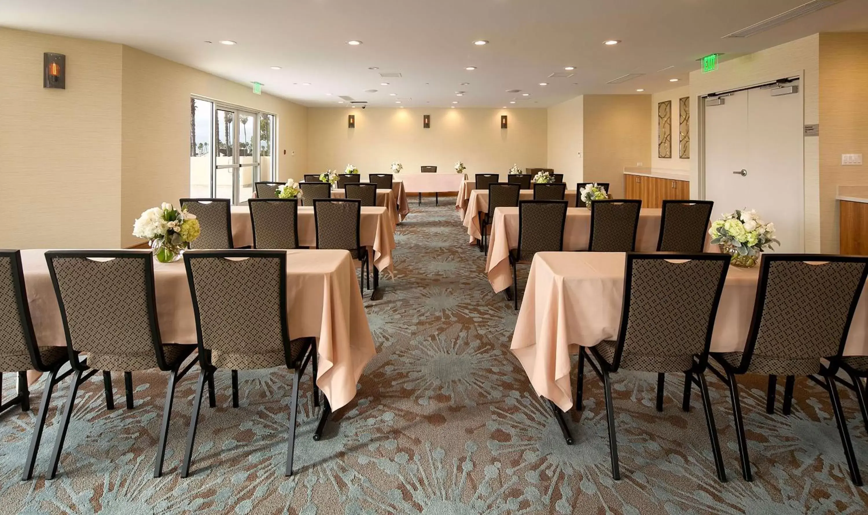 Meeting/conference room, Restaurant/Places to Eat in Redondo Beach Hotel, Tapestry Collection by Hilton