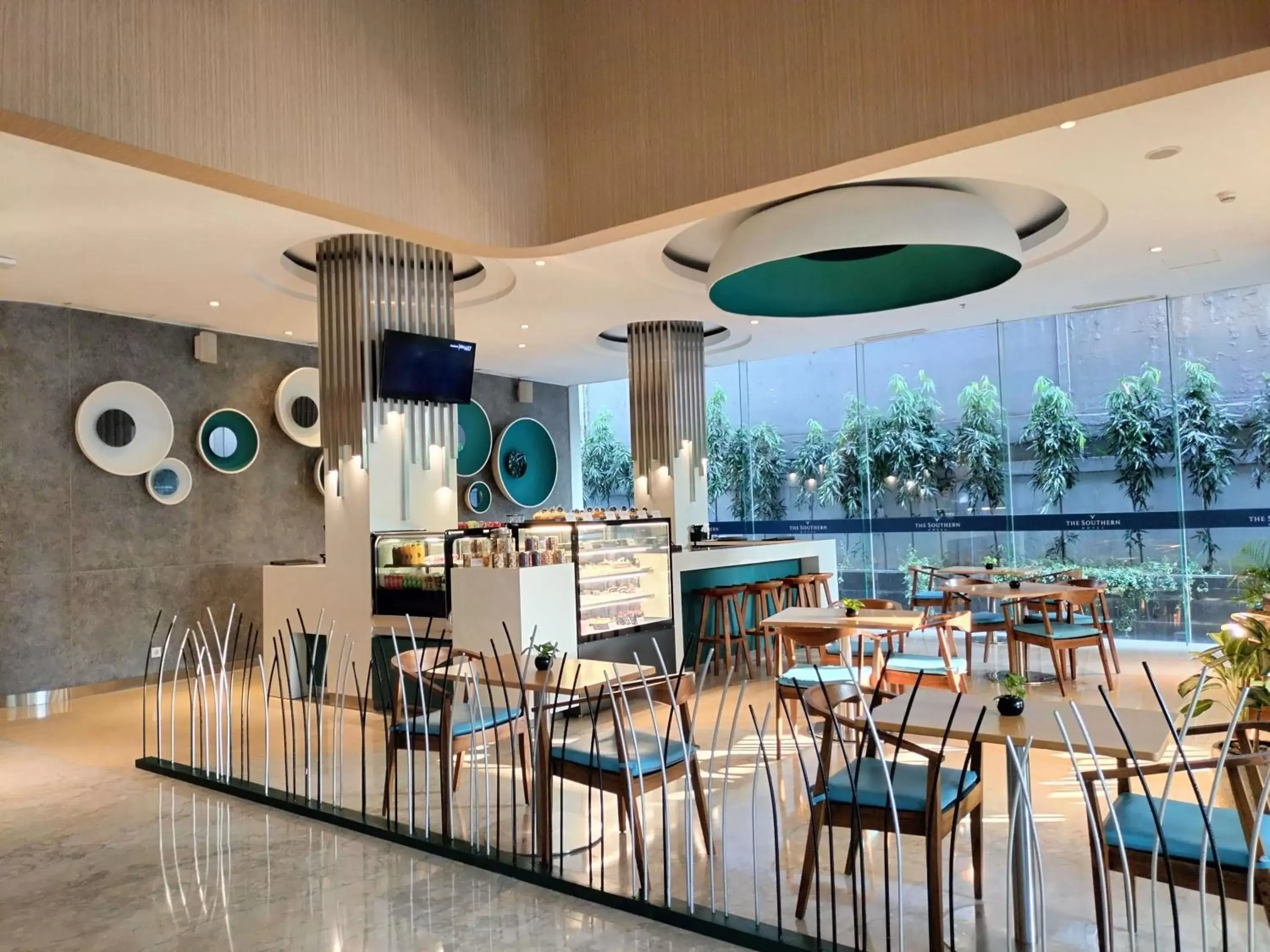 Lounge or bar, Restaurant/Places to Eat in The Southern Hotel Surabaya Formerly Ibis Styles Surabaya Jemursari