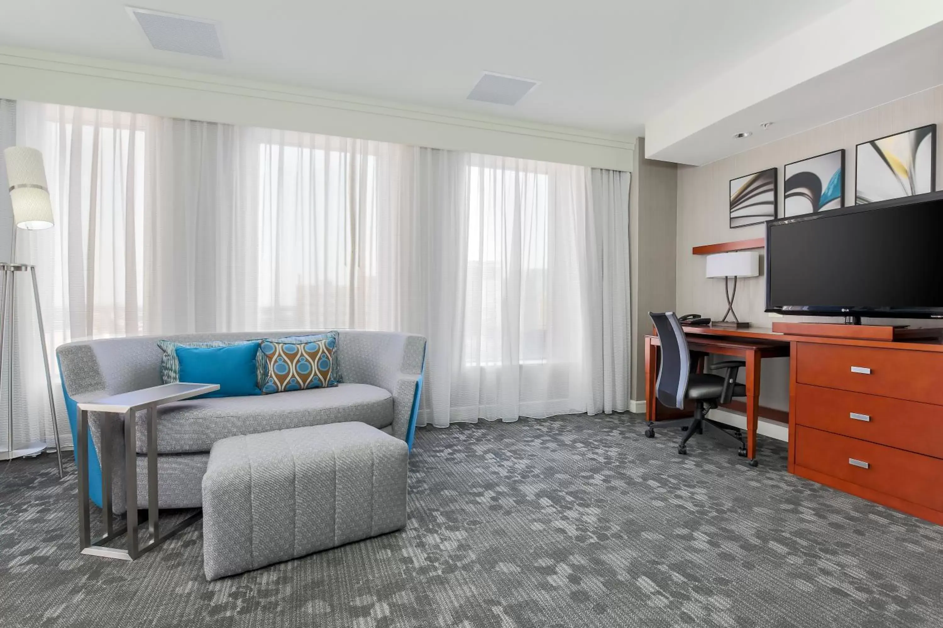 Bedroom, Seating Area in Courtyard by Marriott Amarillo Downtown