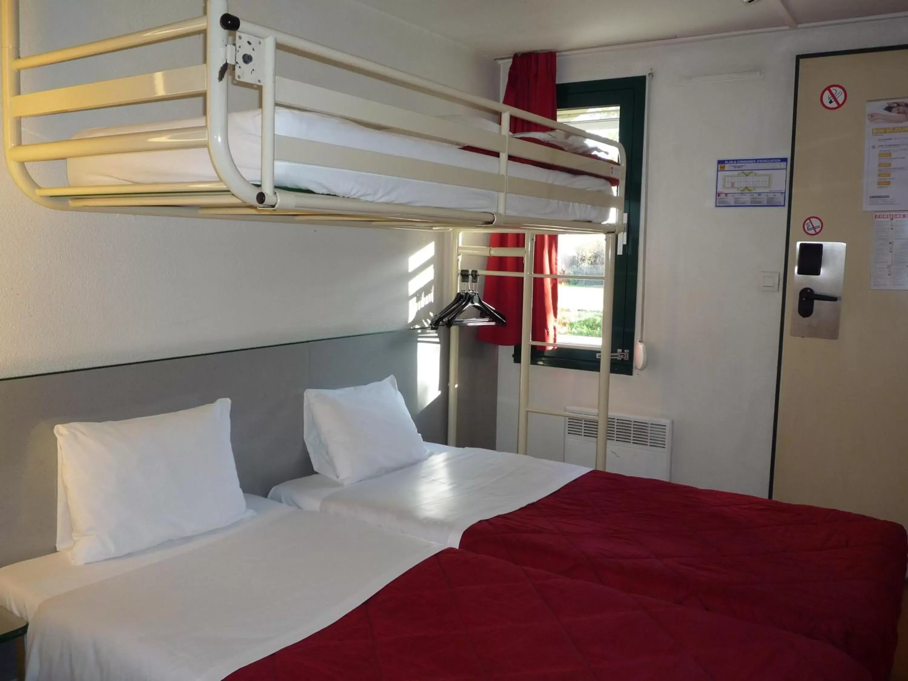 Bed, Bunk Bed in Première Classe Valence Sud