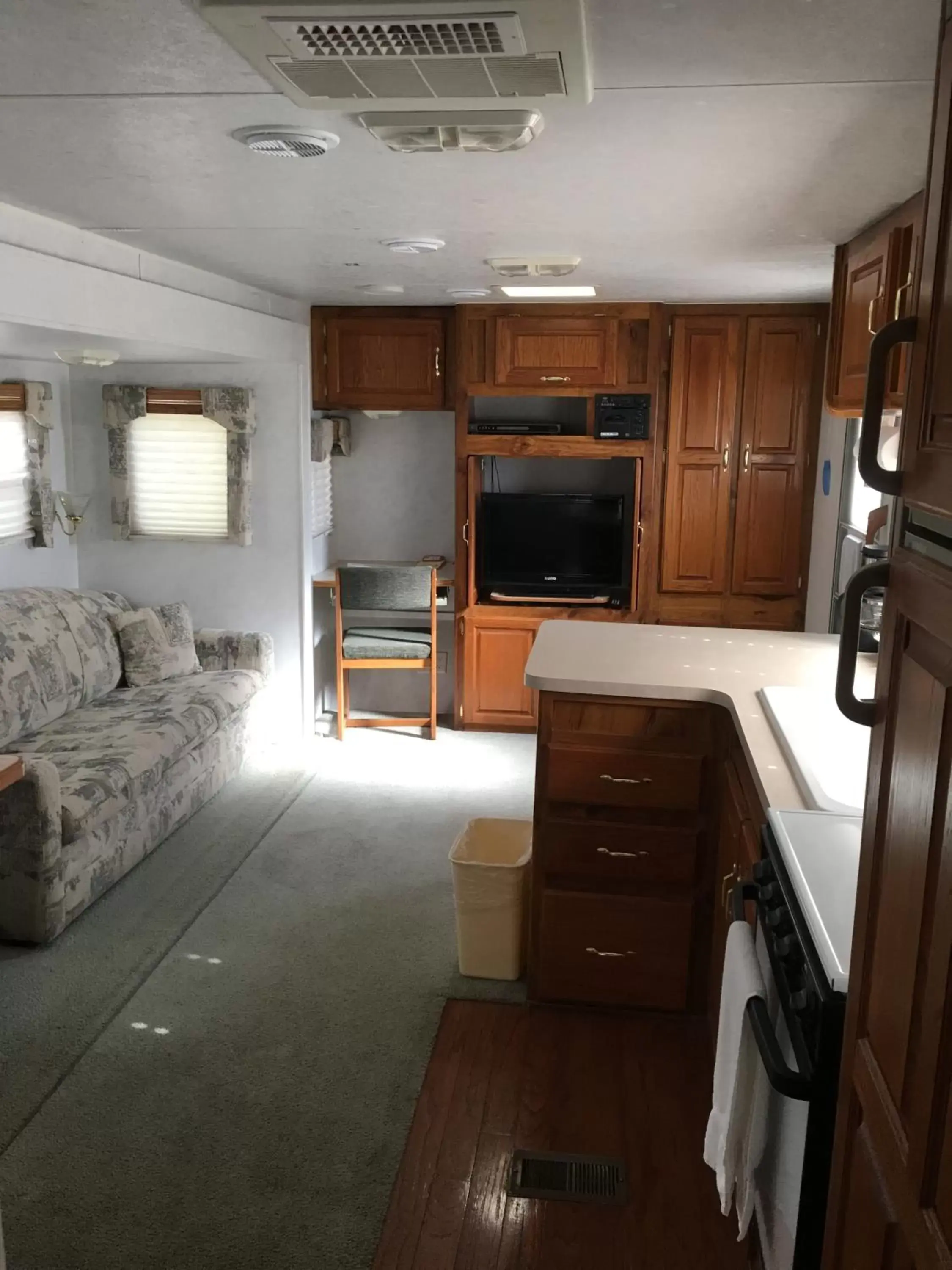 Kitchen or kitchenette, Seating Area in The Canyon Motel & RV Park