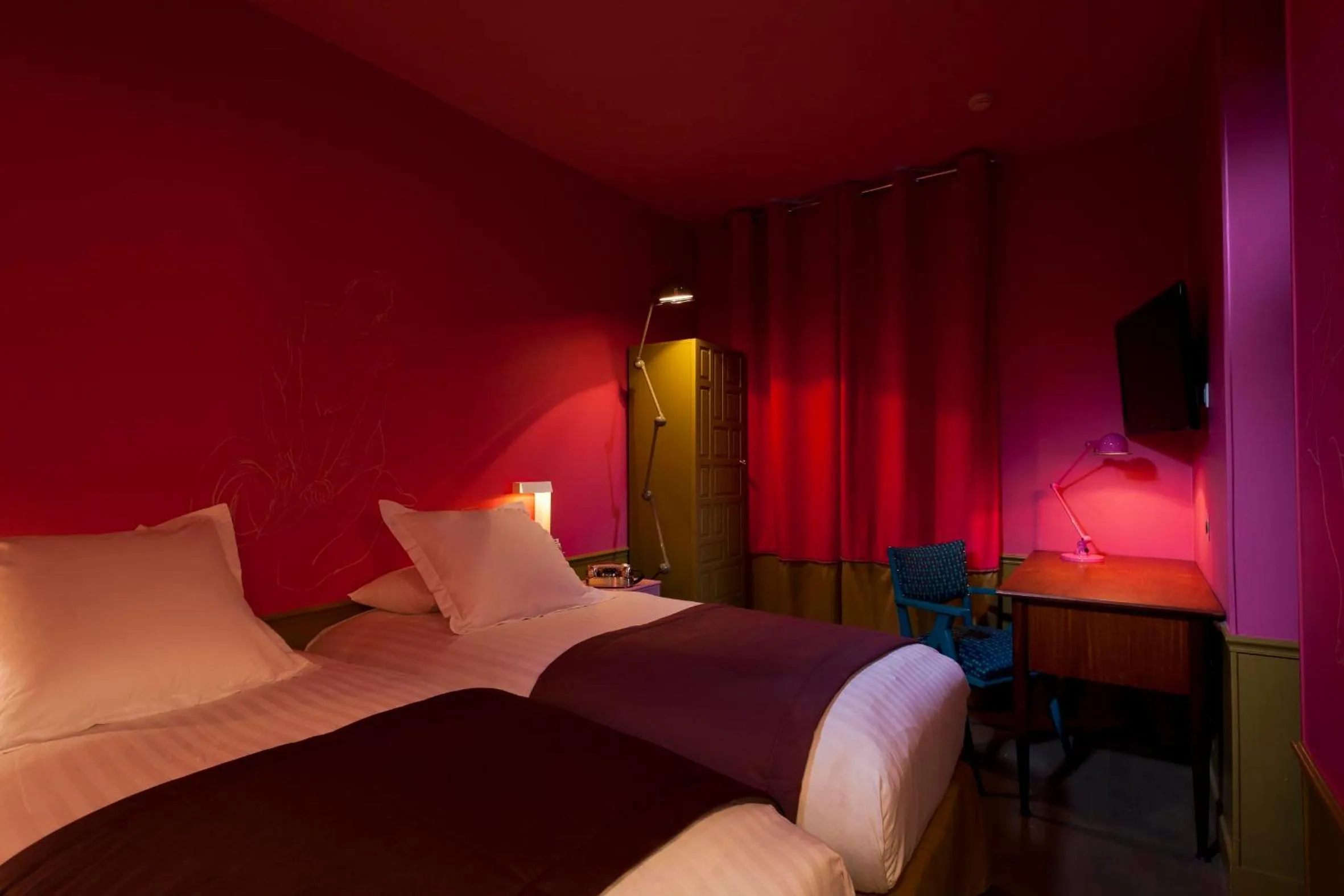 Photo of the whole room, Bed in Hôtel Crayon