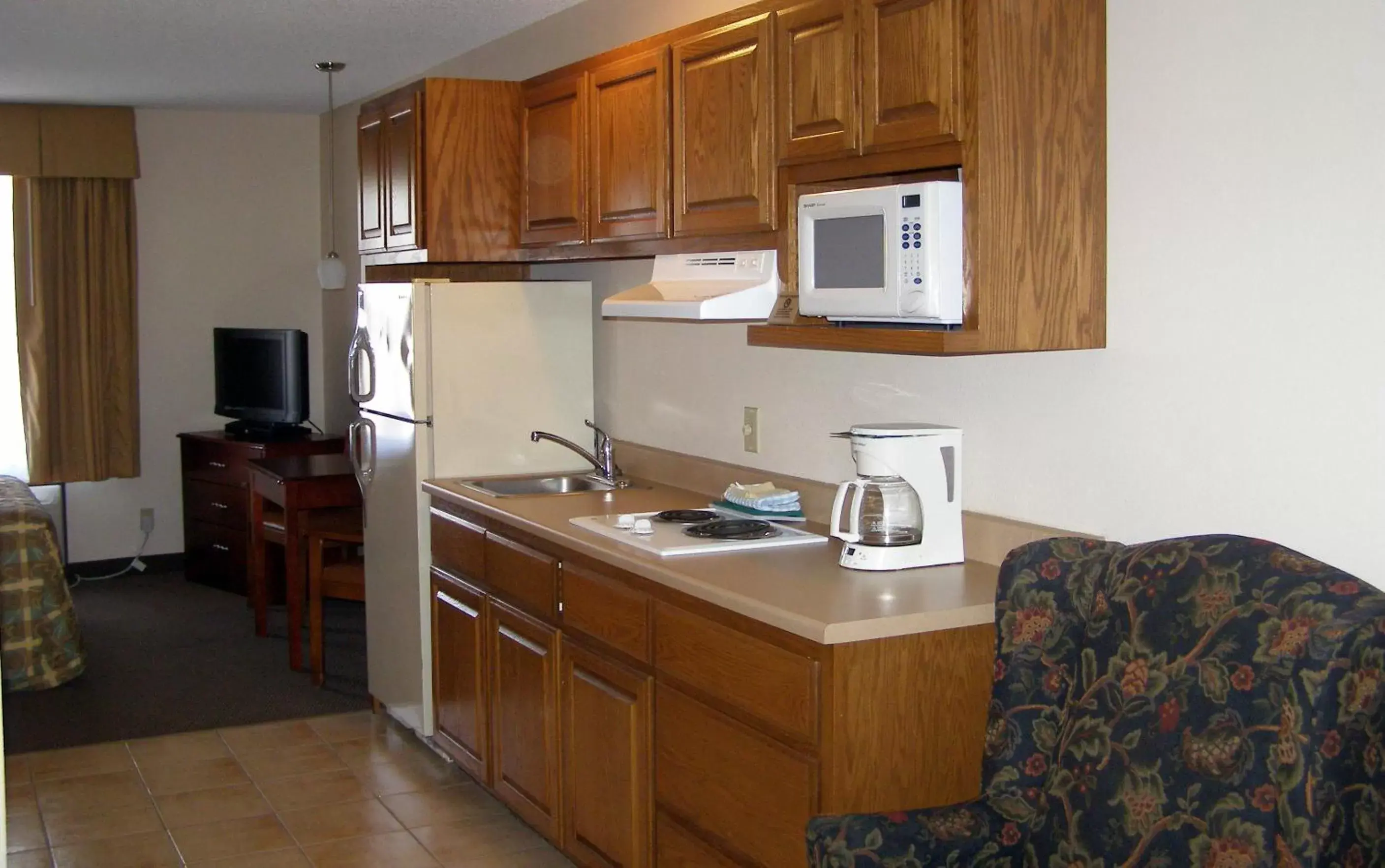 Seating area, Kitchen/Kitchenette in TownHouse Extended Stay Hotel Downtown