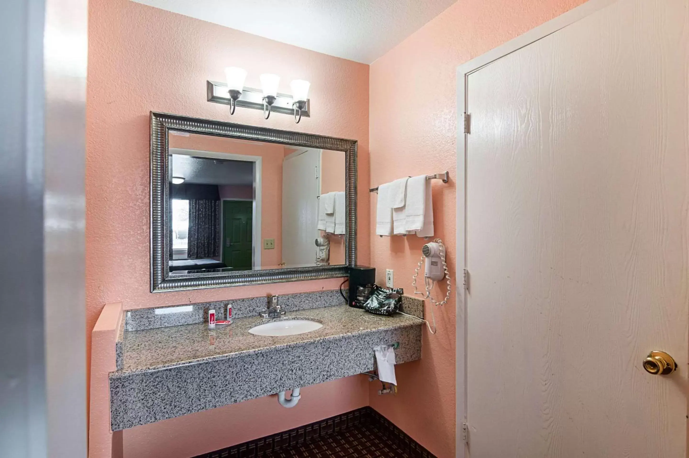 Bathroom in Econo Lodge Dalhart Hwy 54 - Hwy 287