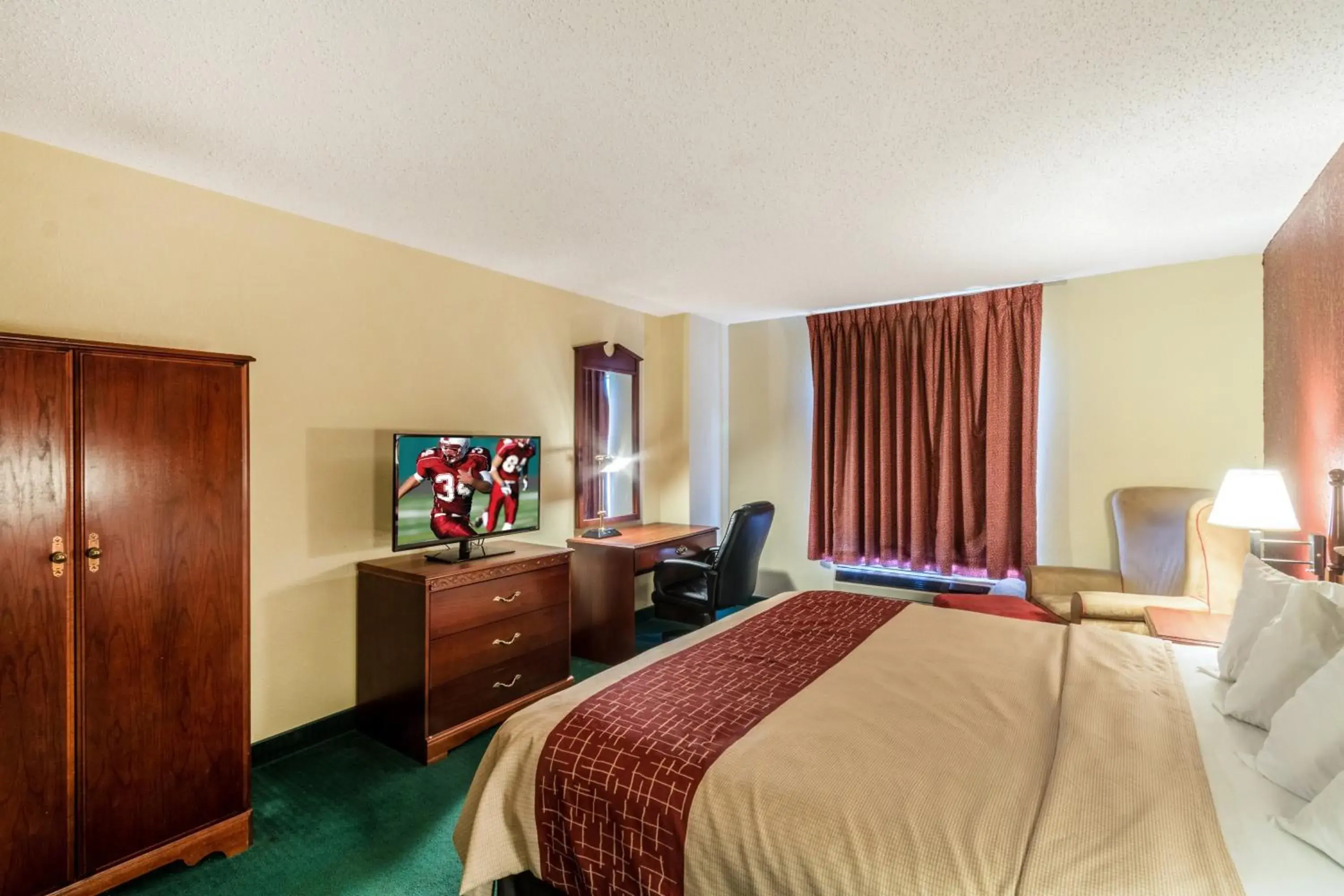 Photo of the whole room, TV/Entertainment Center in Red Roof Inn Morehead