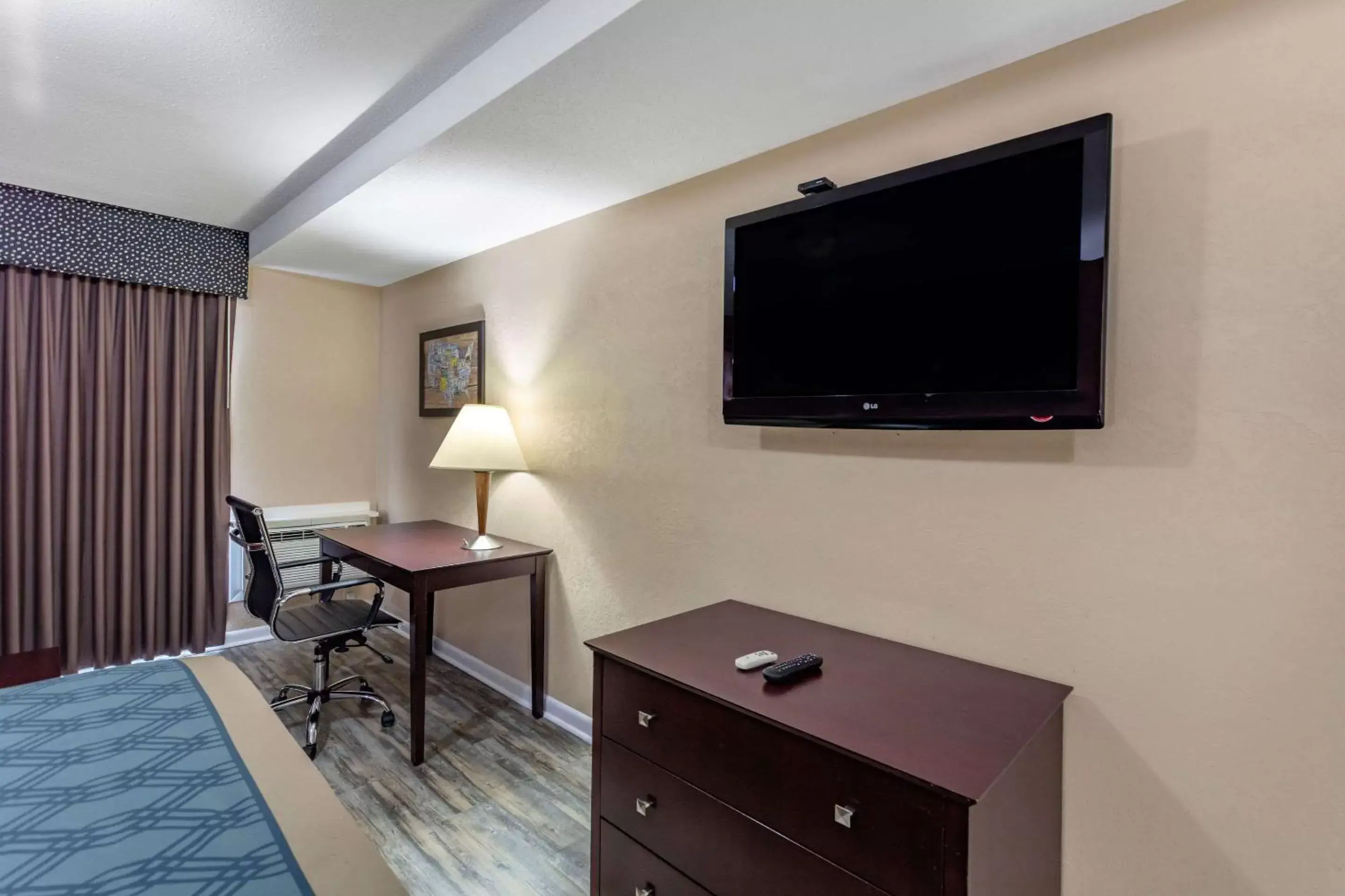 Photo of the whole room, TV/Entertainment Center in Econo Lodge Inn & Suites Old Saybrook - Westbrook