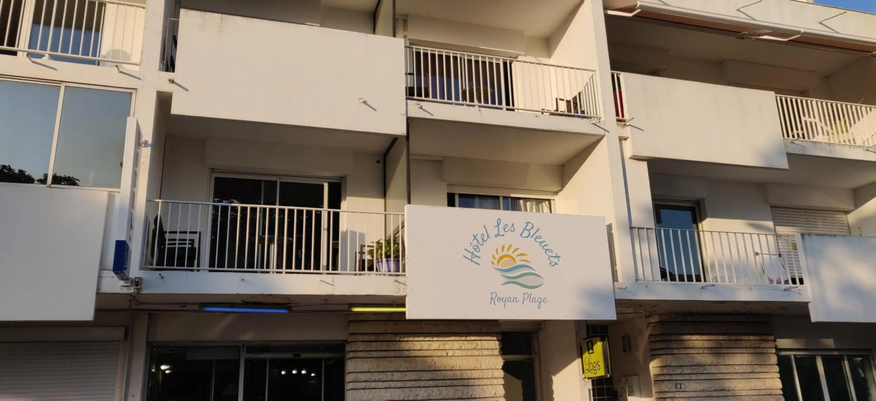 Facade/entrance in Logis Hôtel Les Bleuets