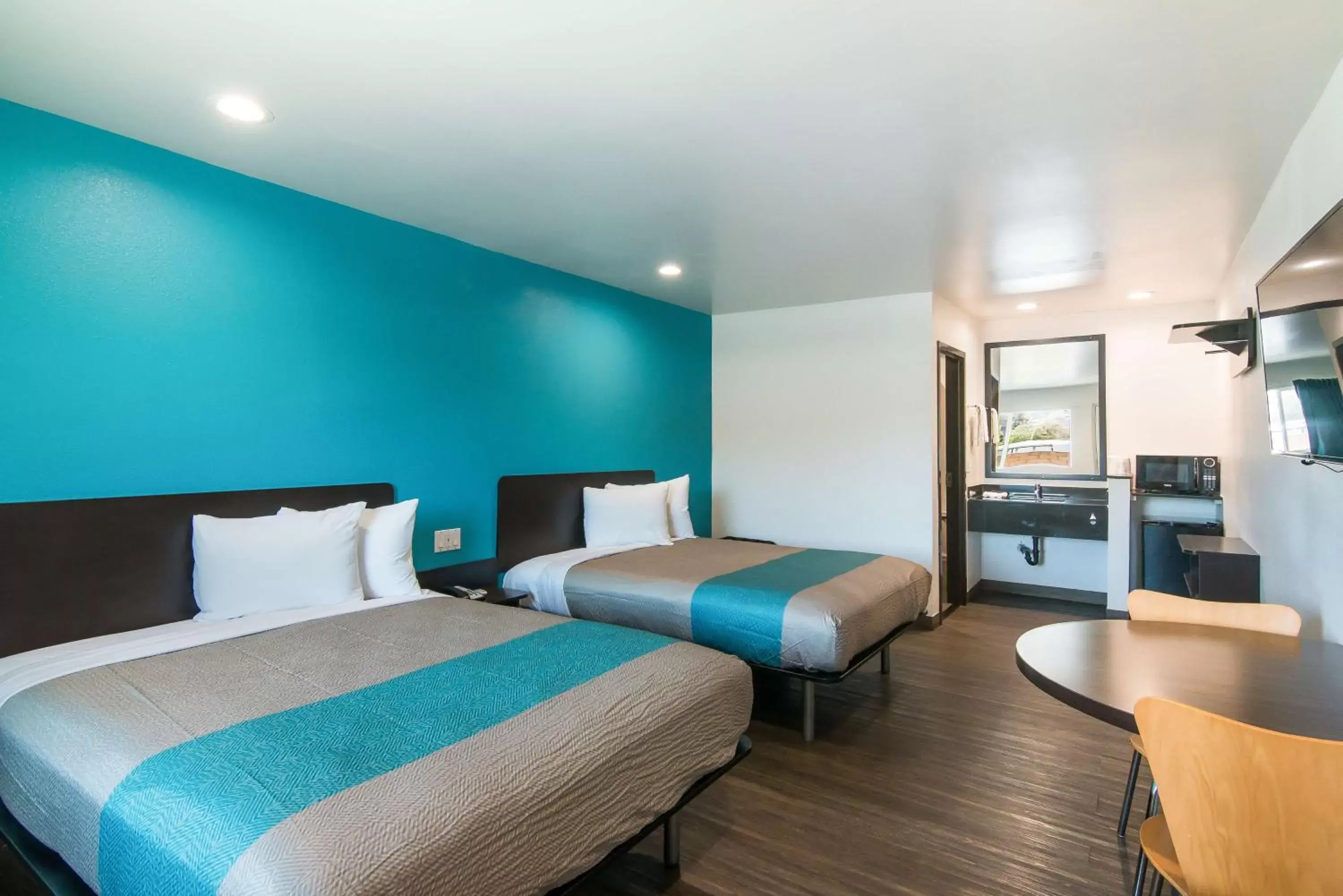 TV and multimedia, Bed in Motel 6-South El Monte, CA - Los Angeles