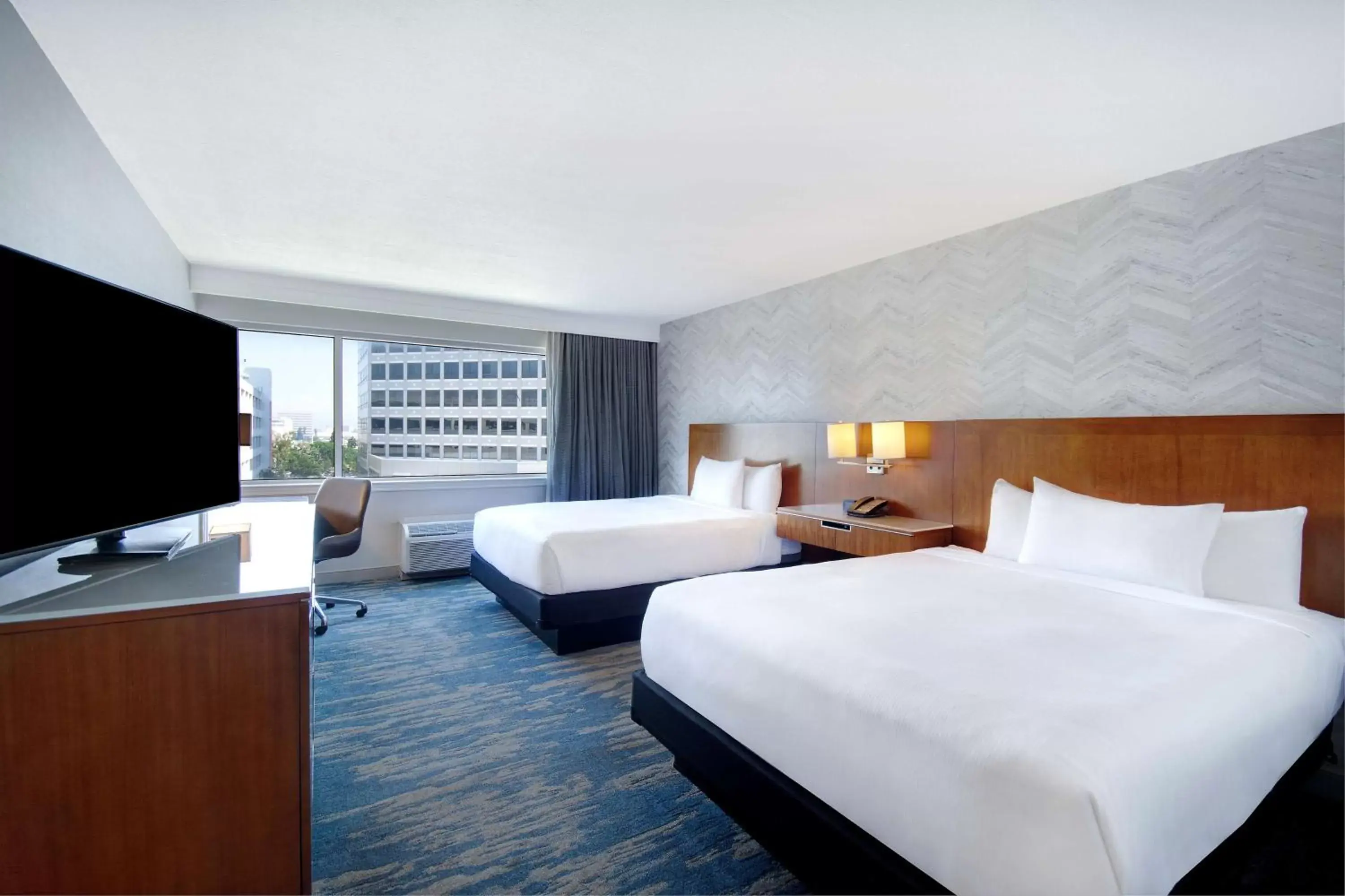 Bed in DoubleTree by Hilton LAX - El Segundo