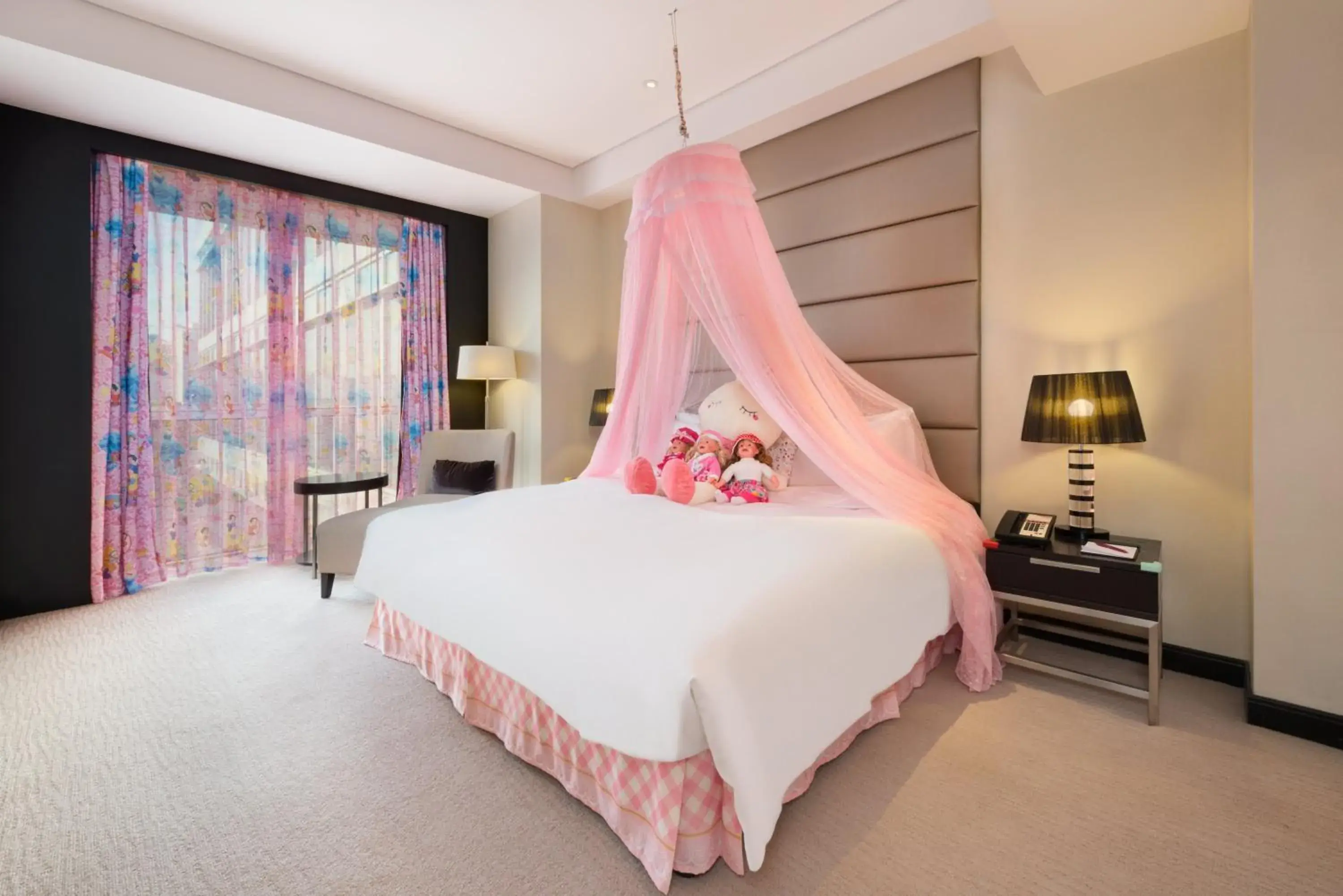 Bedroom, Bed in Crowne Plaza Shanghai Xiayang Lake, an IHG Hotel