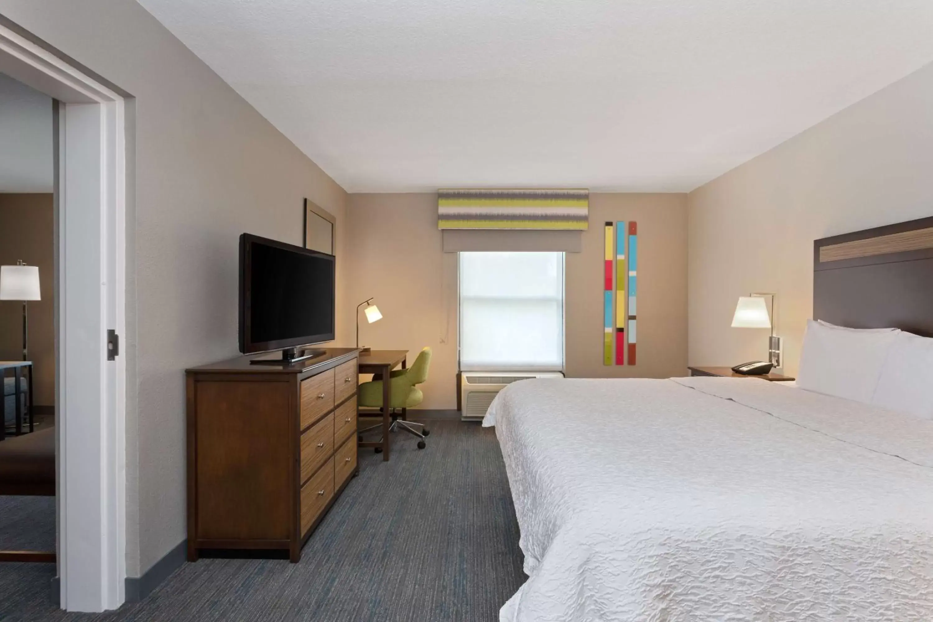 Bedroom, TV/Entertainment Center in Hampton Inn & Suites Fort Myers Beach/Sanibel Gateway