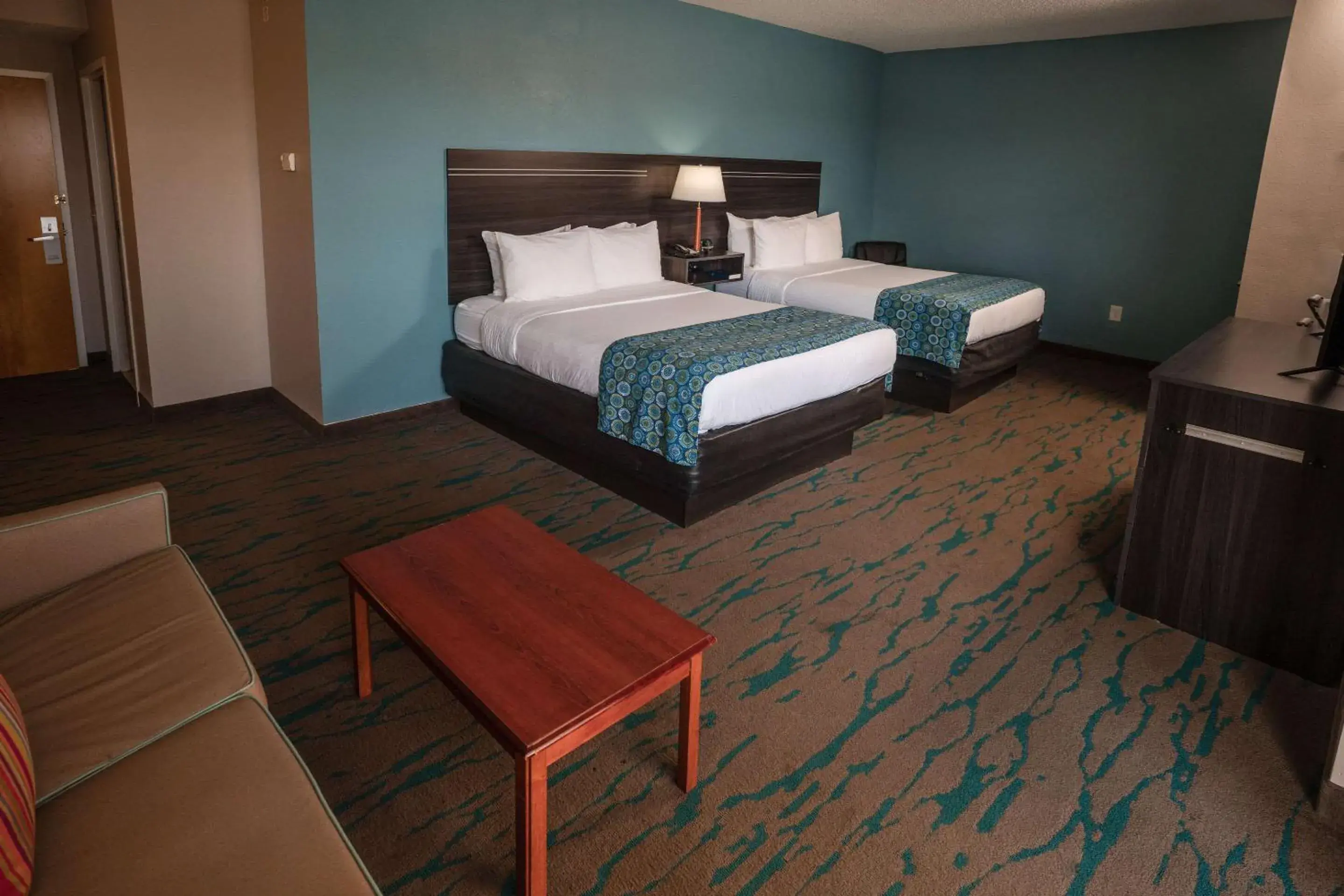 Bedroom, Bed in Gateway Hotel & Suites, an Ascend Hotel Collection Member