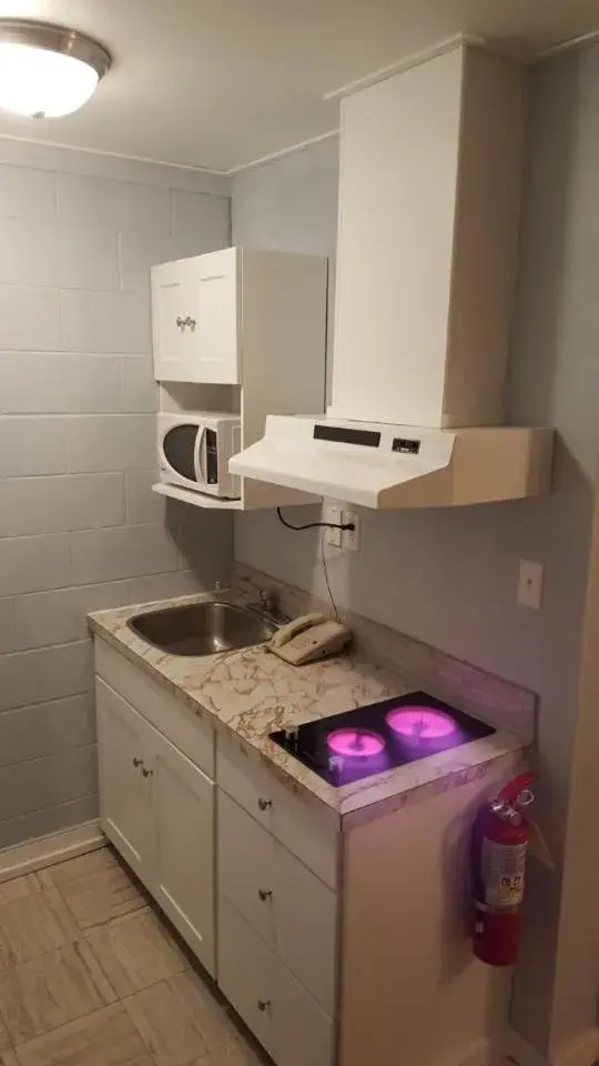 Property building, Kitchen/Kitchenette in Centennial Motel