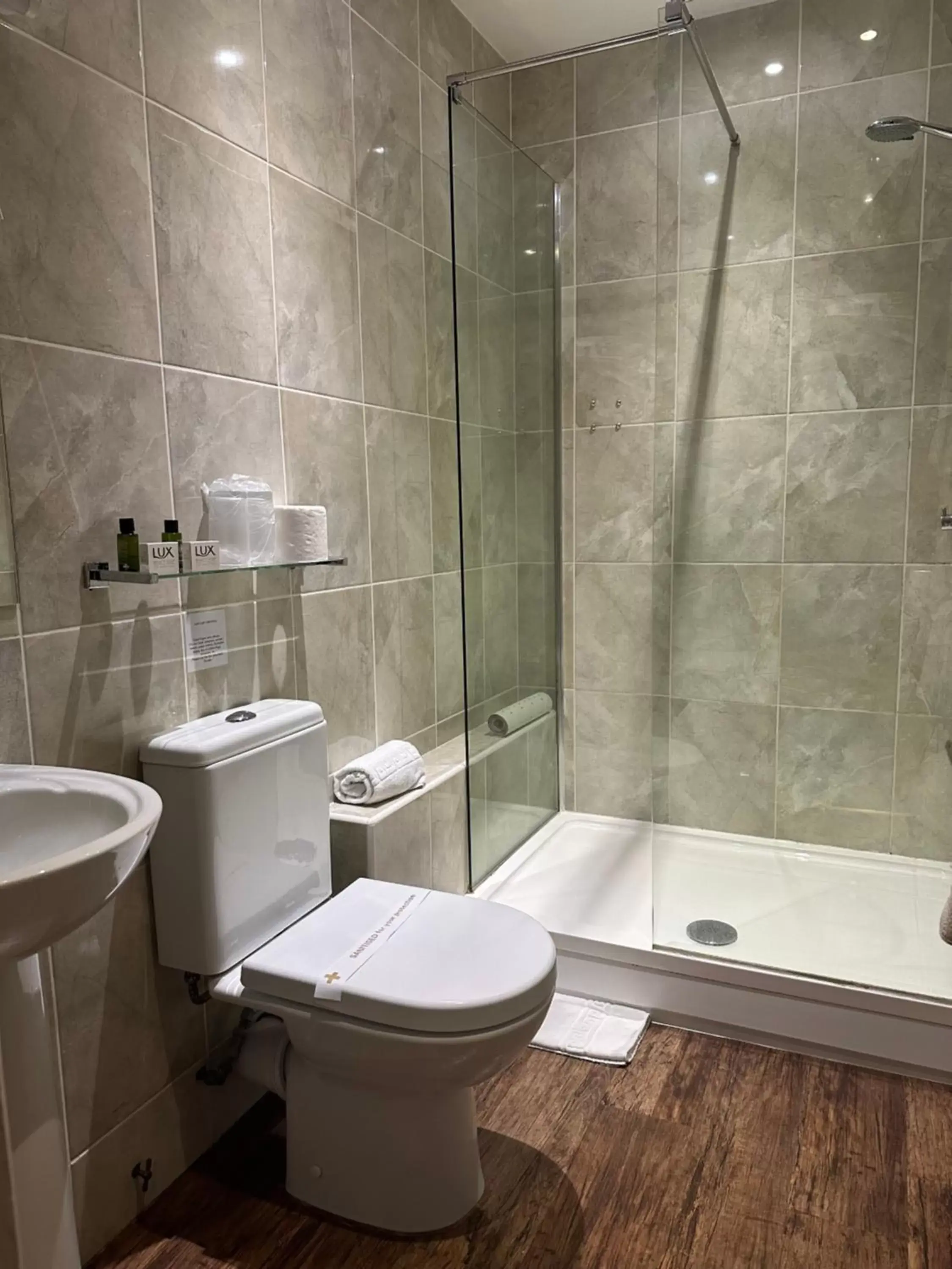 Shower, Bathroom in The Tudor Hotel