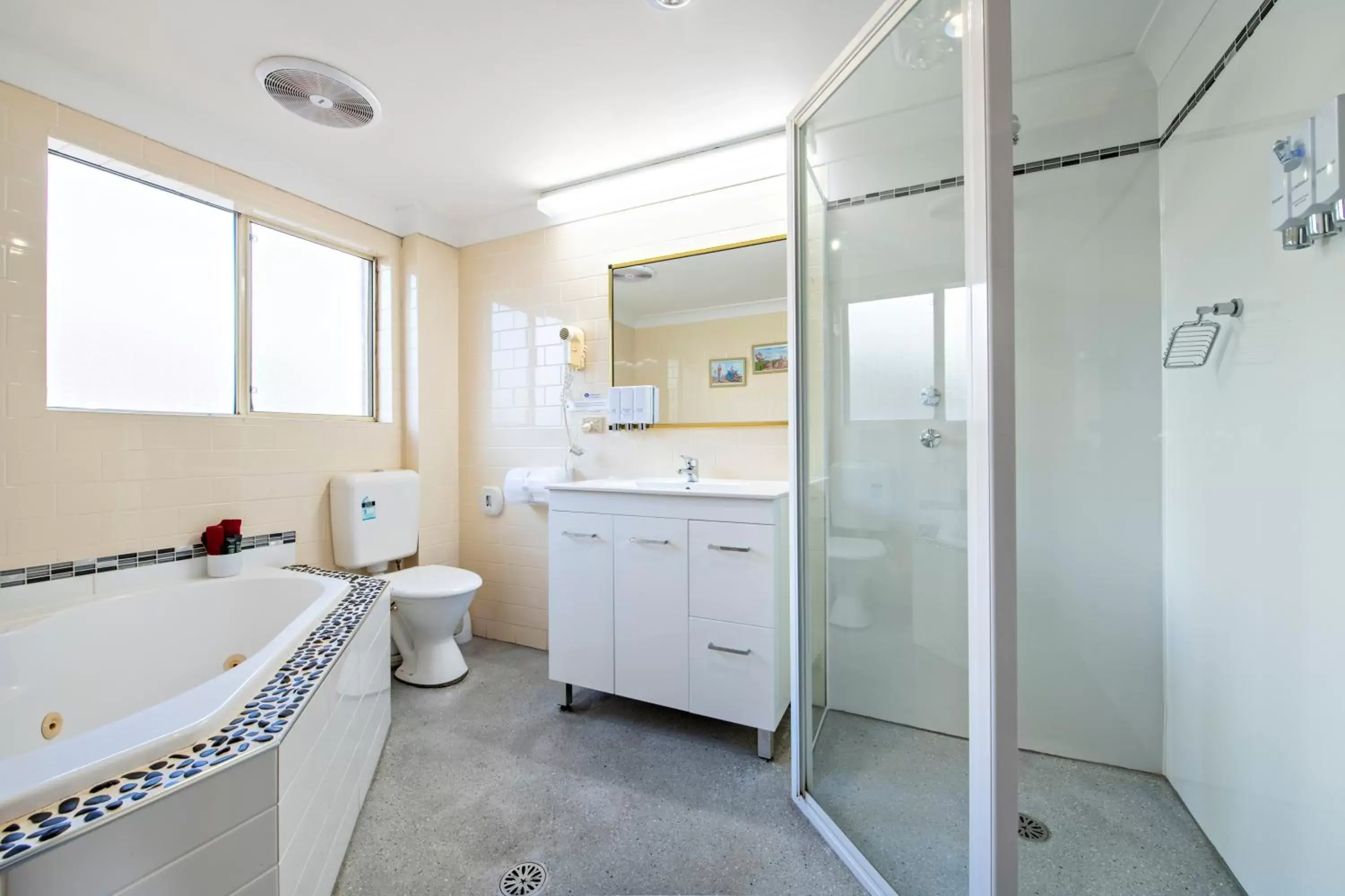 Shower, Bathroom in Shearing Shed Motor Inn