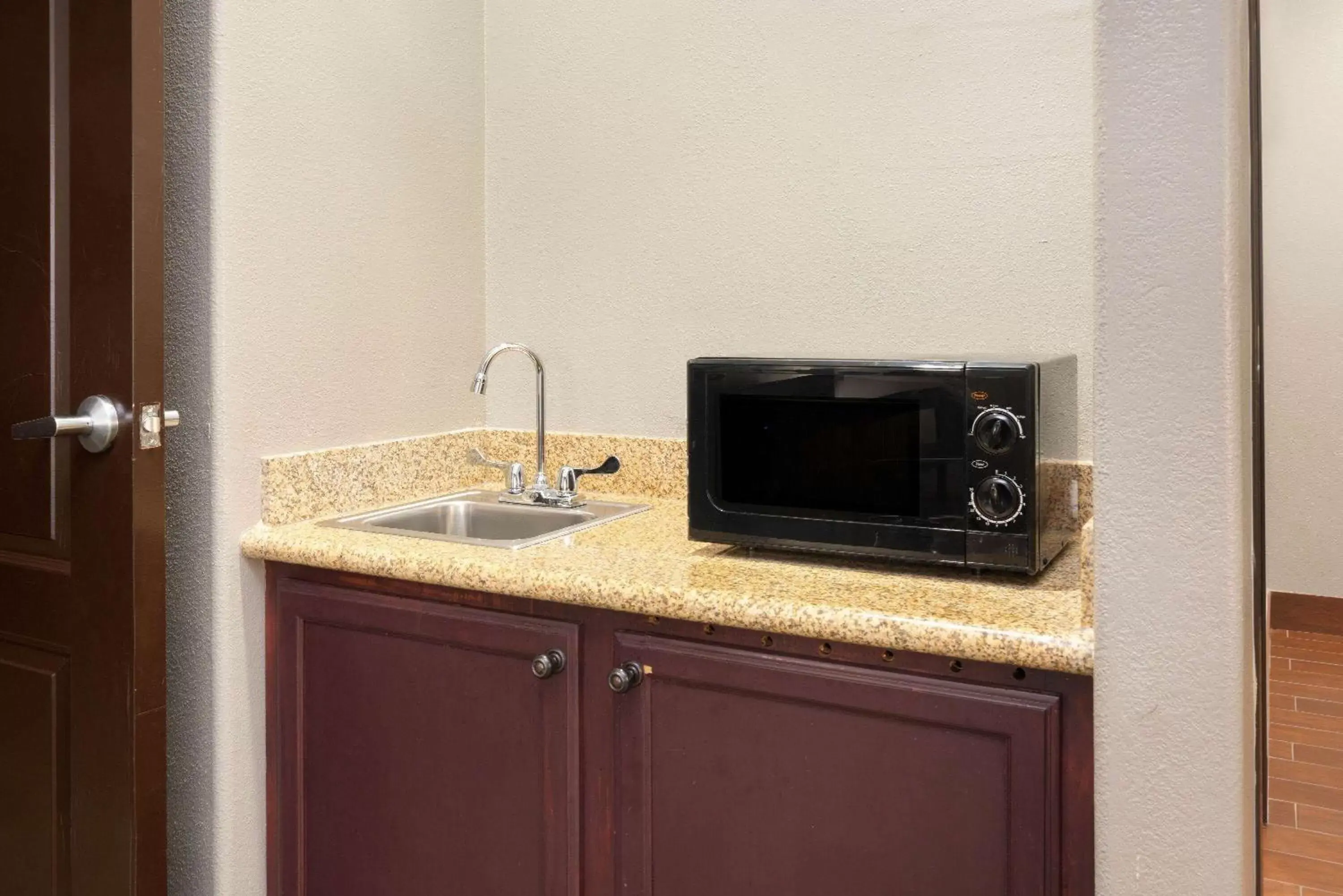 Bed, Kitchen/Kitchenette in La Quinta by Wyndham Houston IAH Bush Intl Airport E