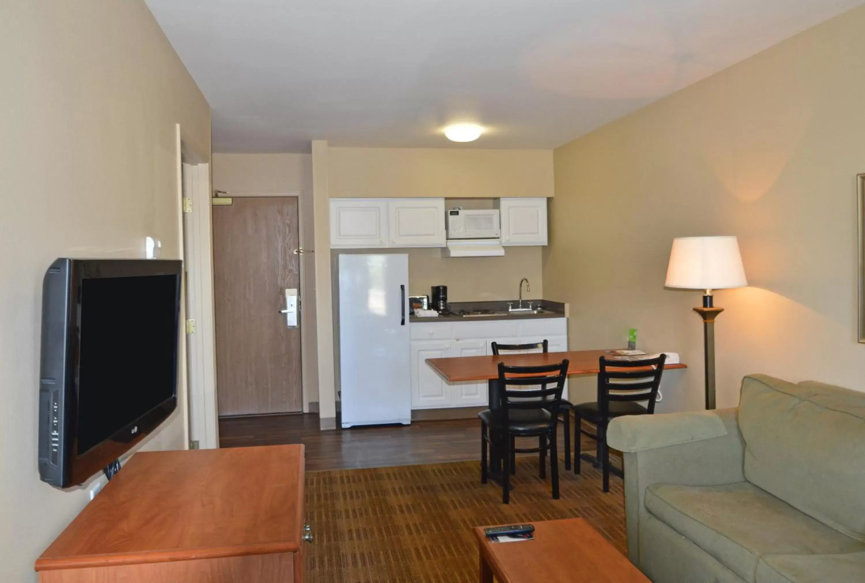 Kitchen or kitchenette, Kitchen/Kitchenette in Extended Stay America Suites - Anchorage - Midtown