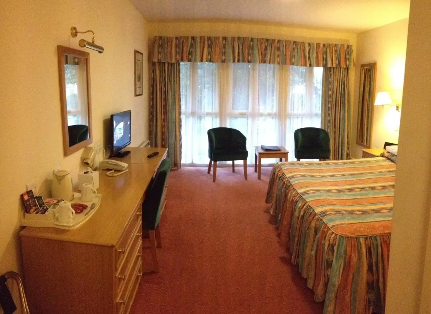 Day, TV/Entertainment Center in Louisa Lodge & Purbeck House Hotel